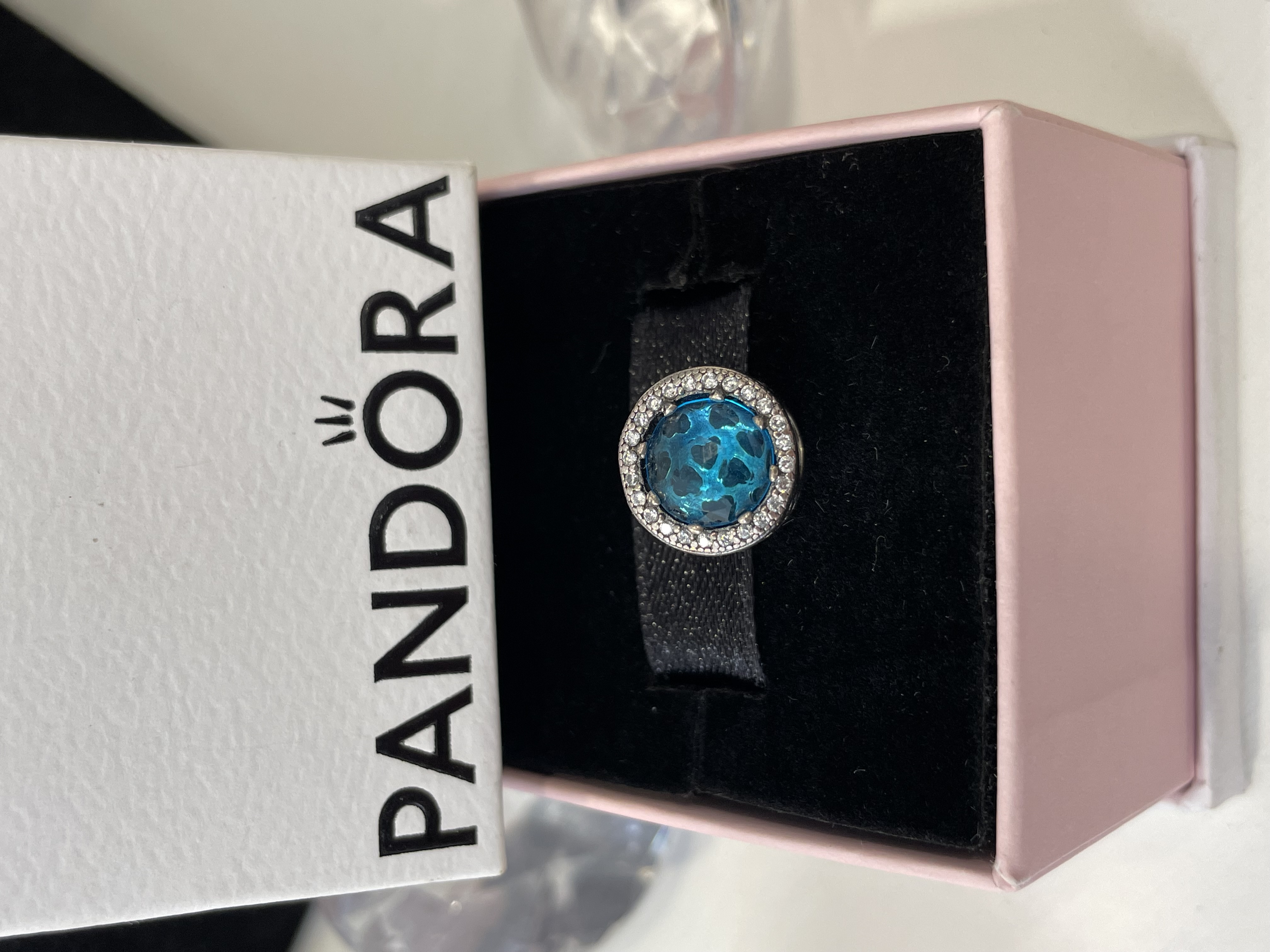 CHARM CIRCULAR AZUL CELESTE CON BORDE
