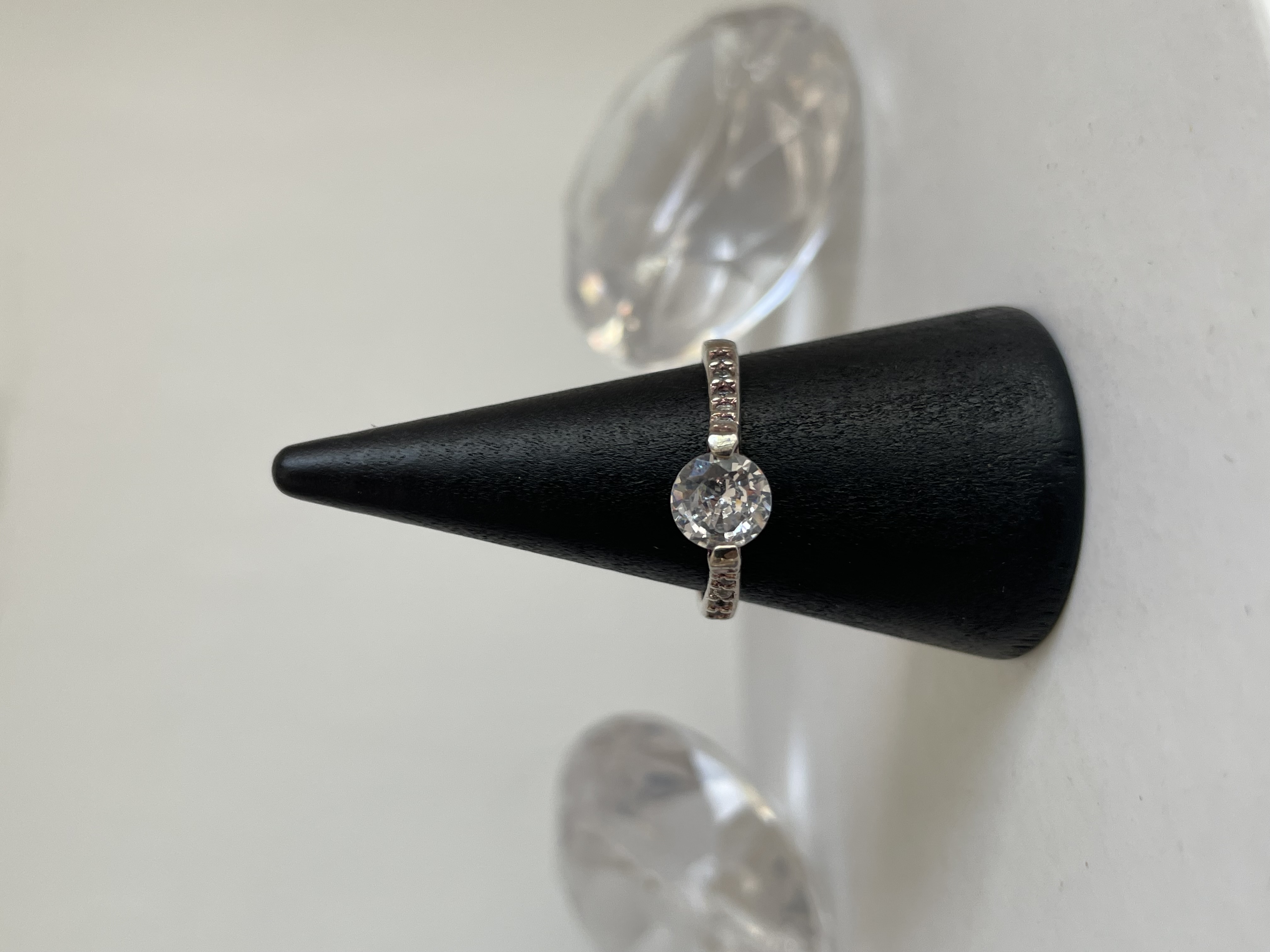 ANILLO PIEDRA REDONDA Y ZIRCONIAS