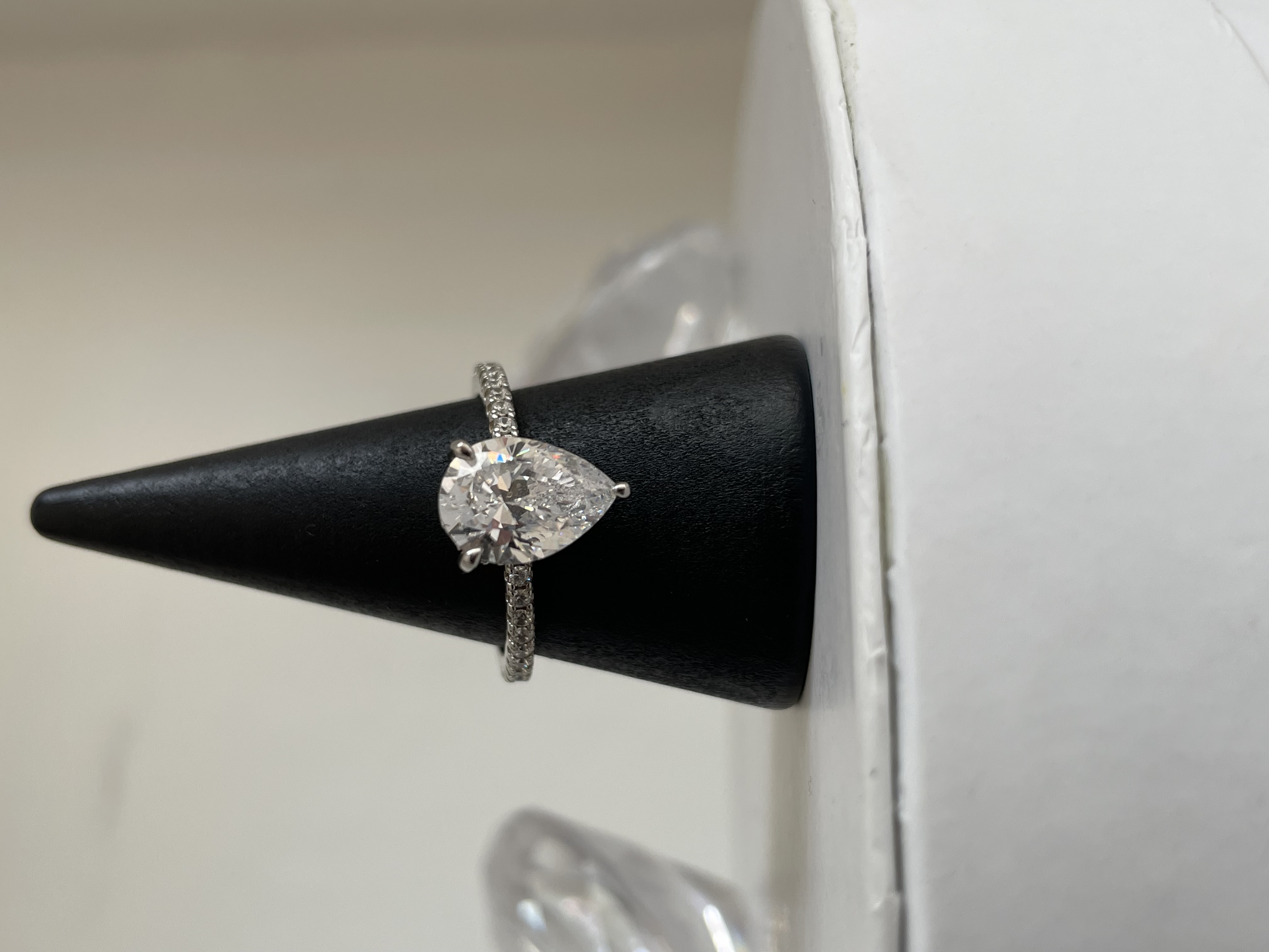 ANILLO PIEDRA GOTA GRANDE CON ARGOLLA ZIRCONIAS