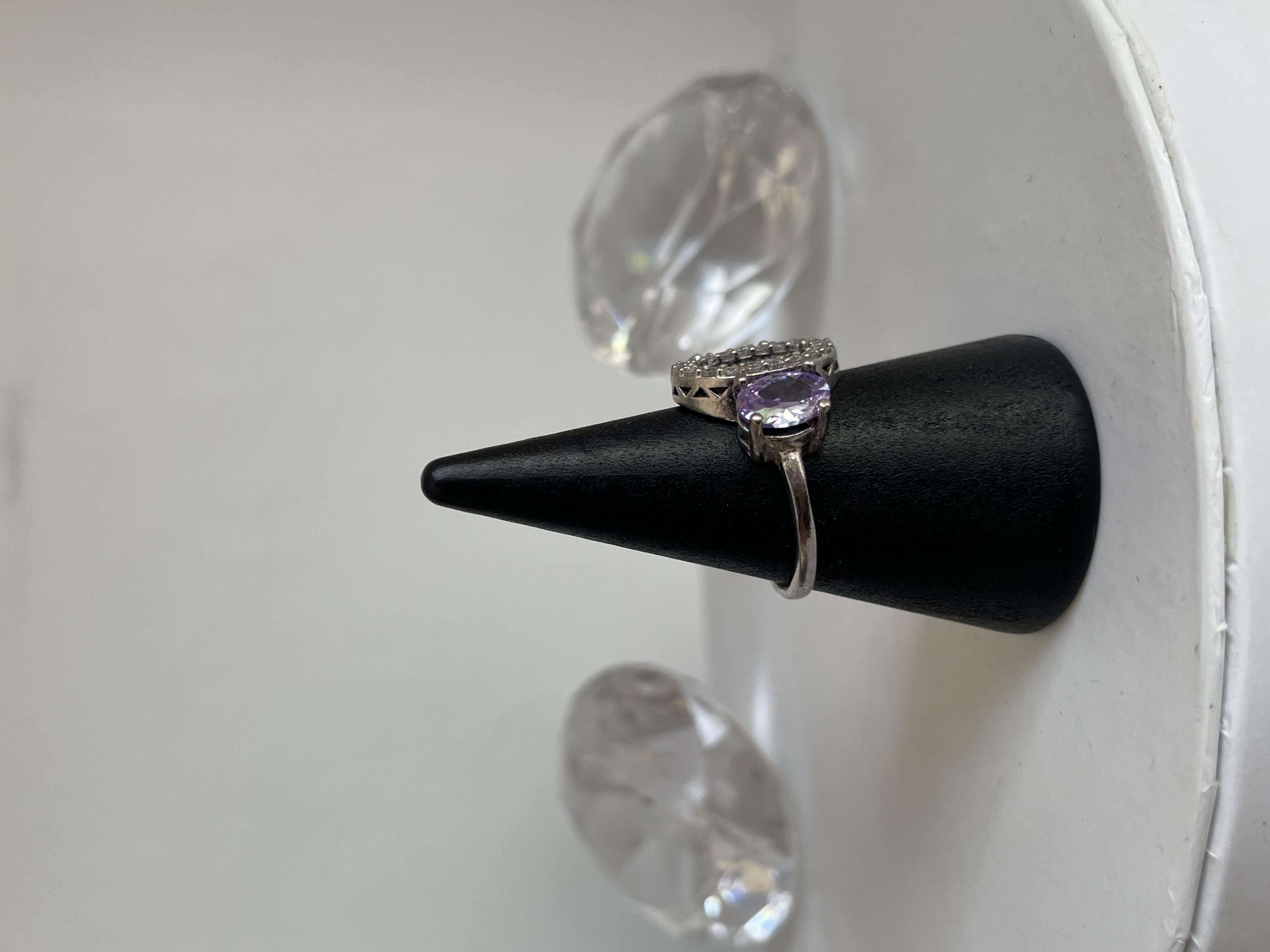 ANILLO OVALO PIEDRAS LILAS