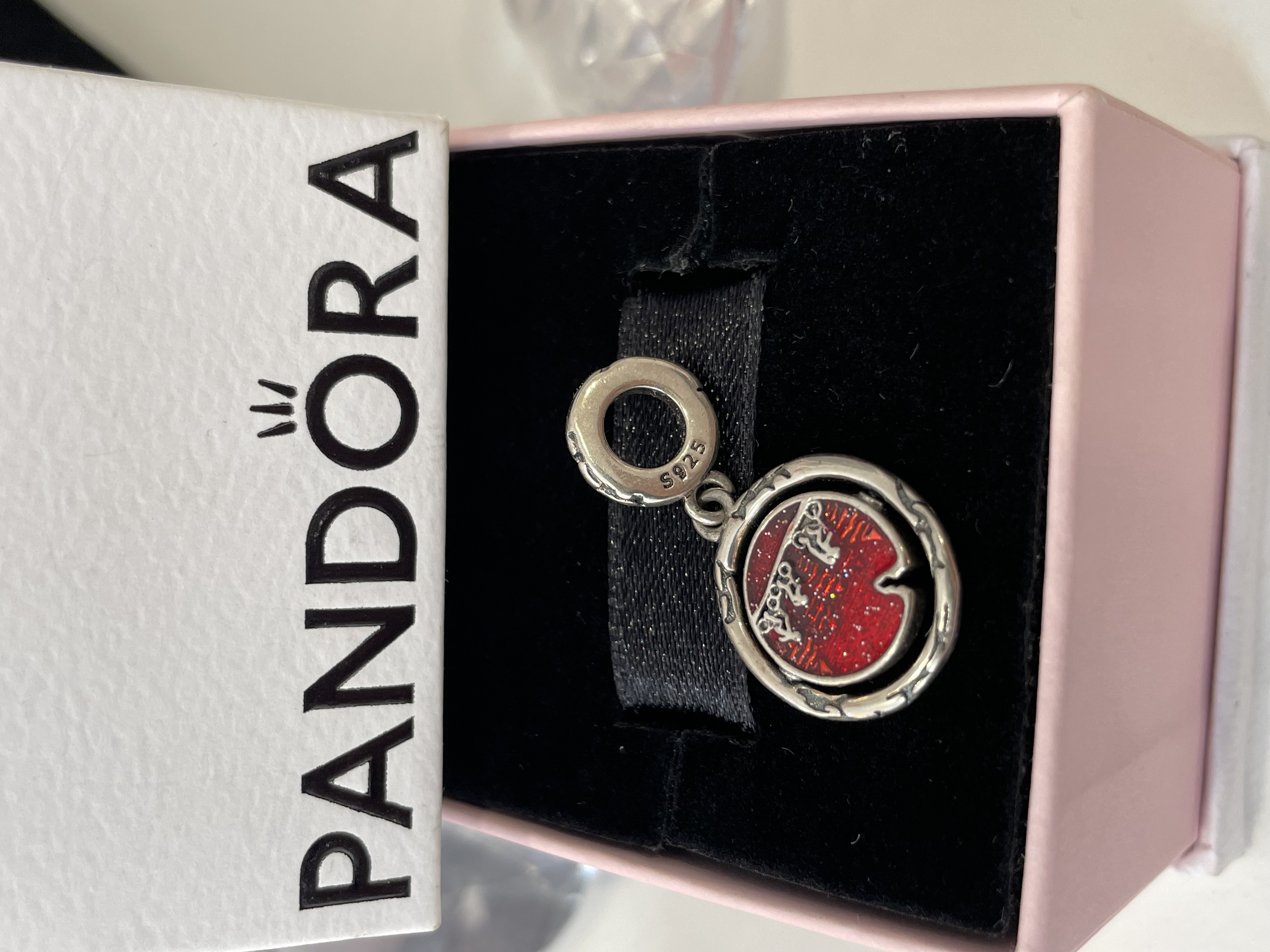 CHARM STRANGER THINGS MUNDO AL REVES COLGANTE