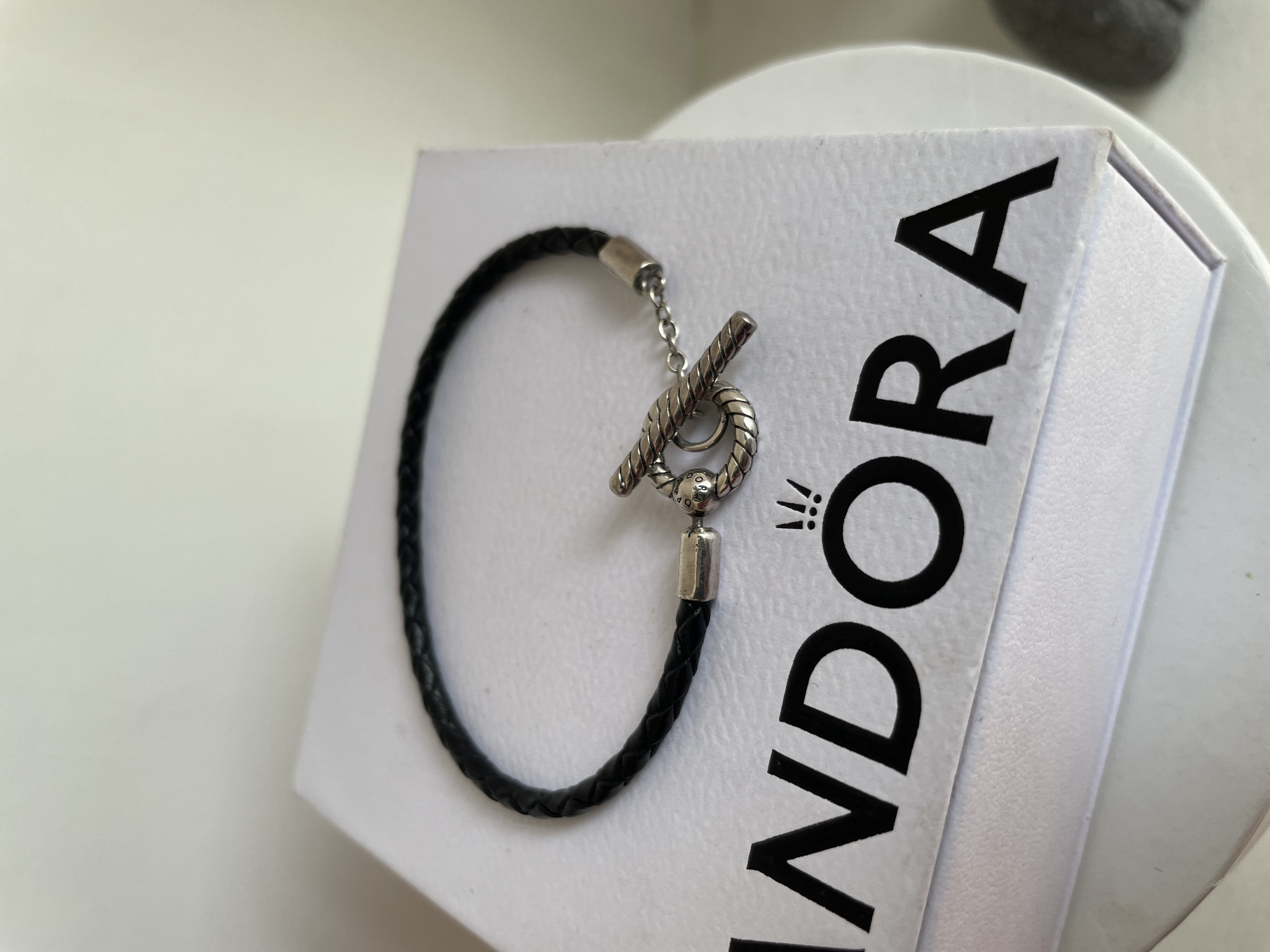 PULSERA BROCHE T NEGRA