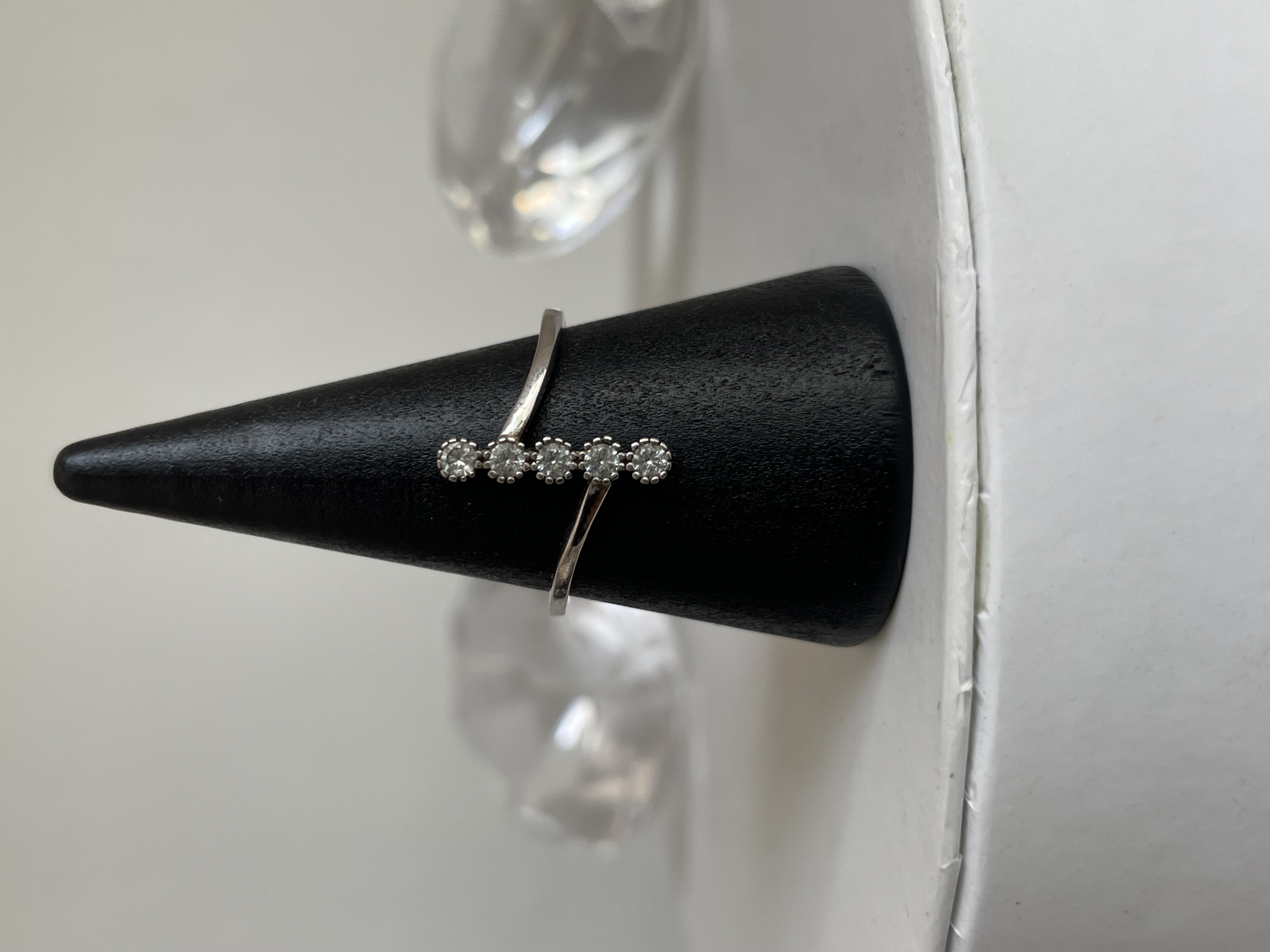ANILLO 5 ZIRCONIAS EN FILA