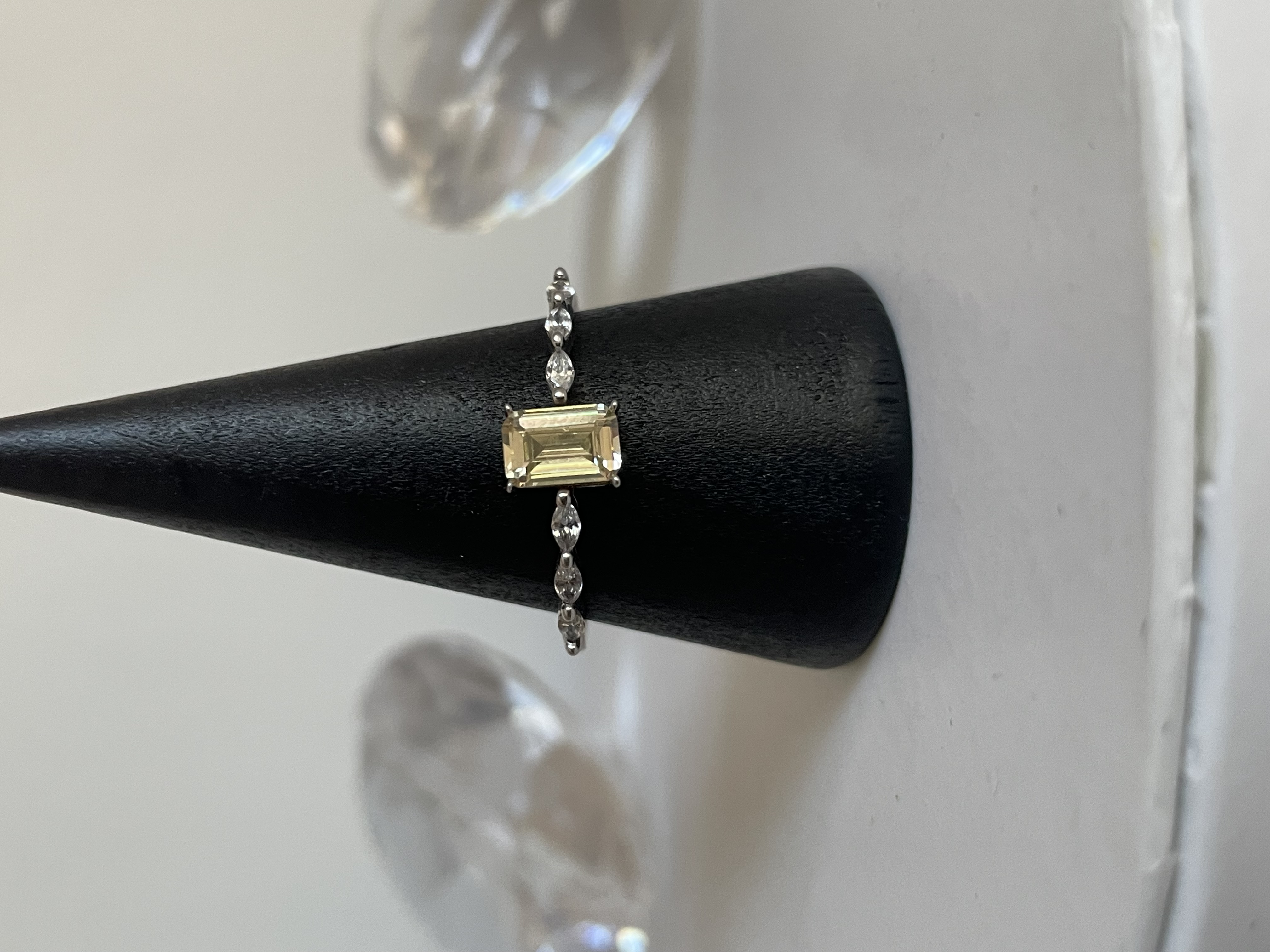 ANILLO RECTANGULO AMARILLO HOJAS