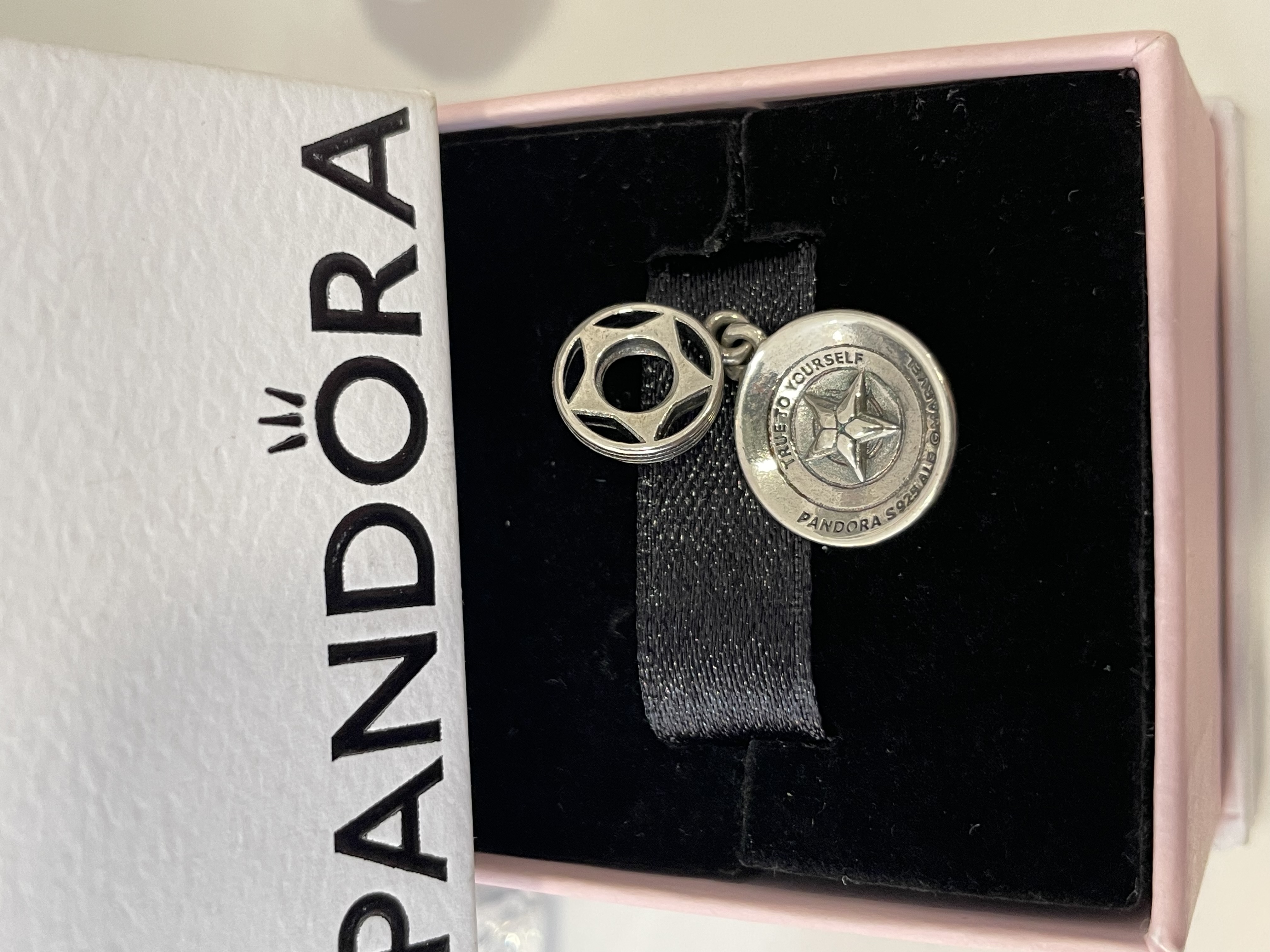 CHARM ESCUDO CAPITÁN AMERICA