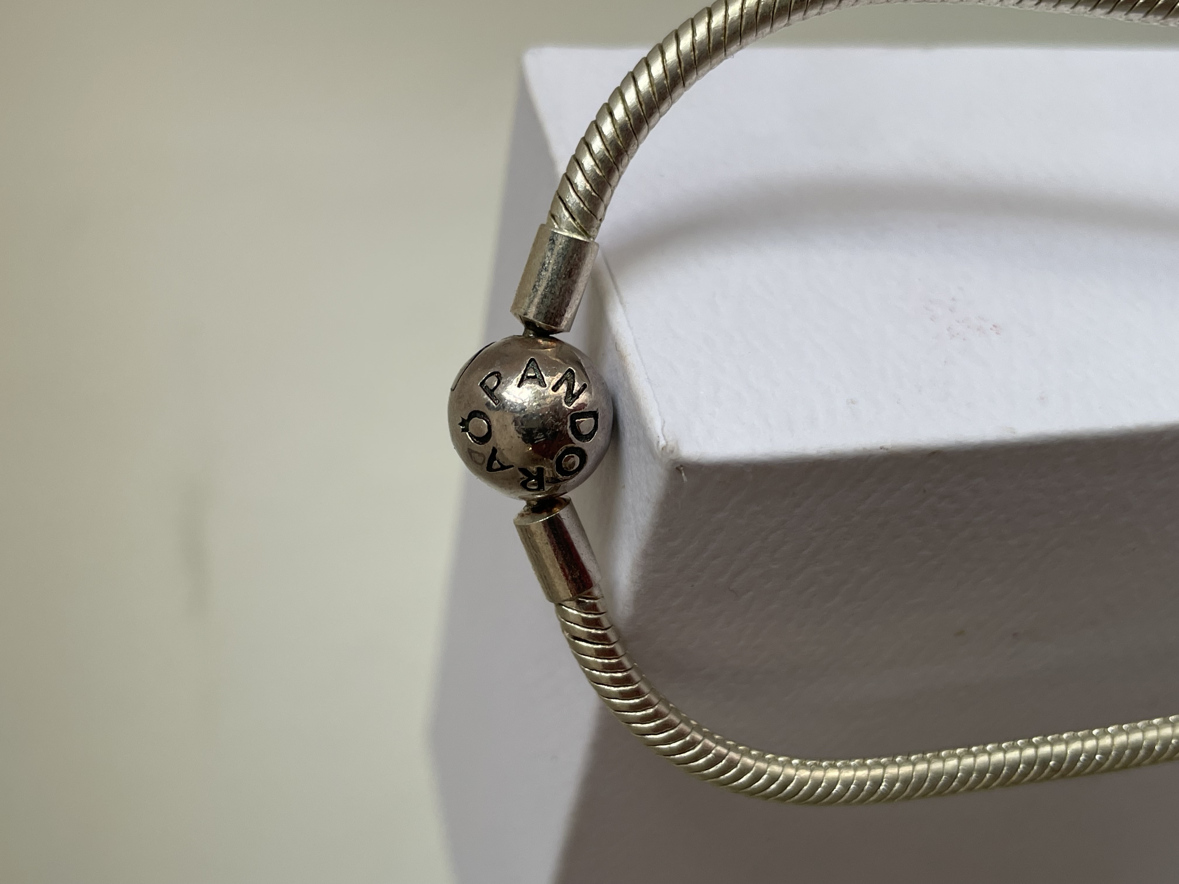PULSERA BOLA PLATA ARO RÍGIDO