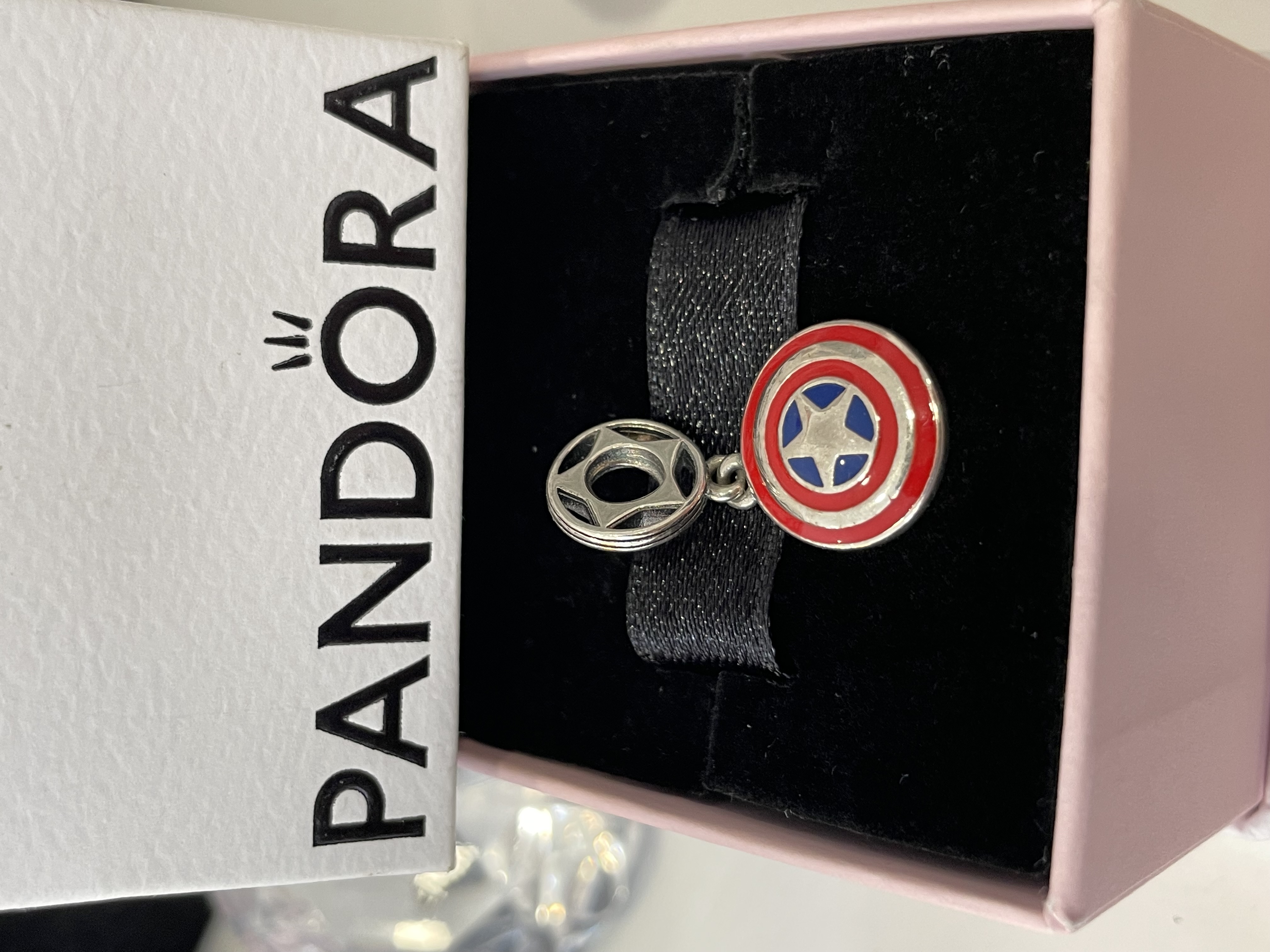 CHARM ESCUDO CAPITÁN AMERICA