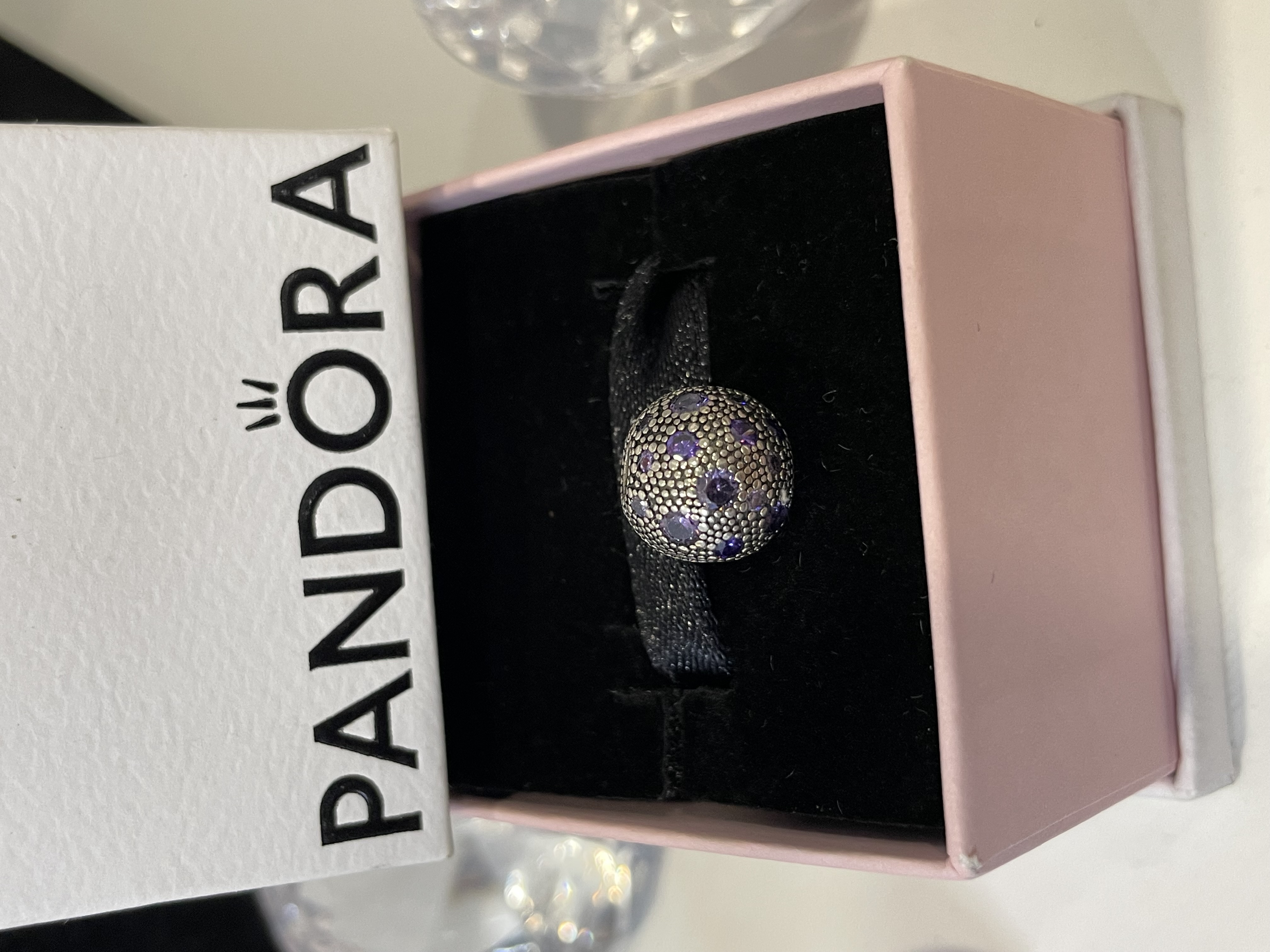 CLIP BOLA CON PIEDRAS MORADAS
