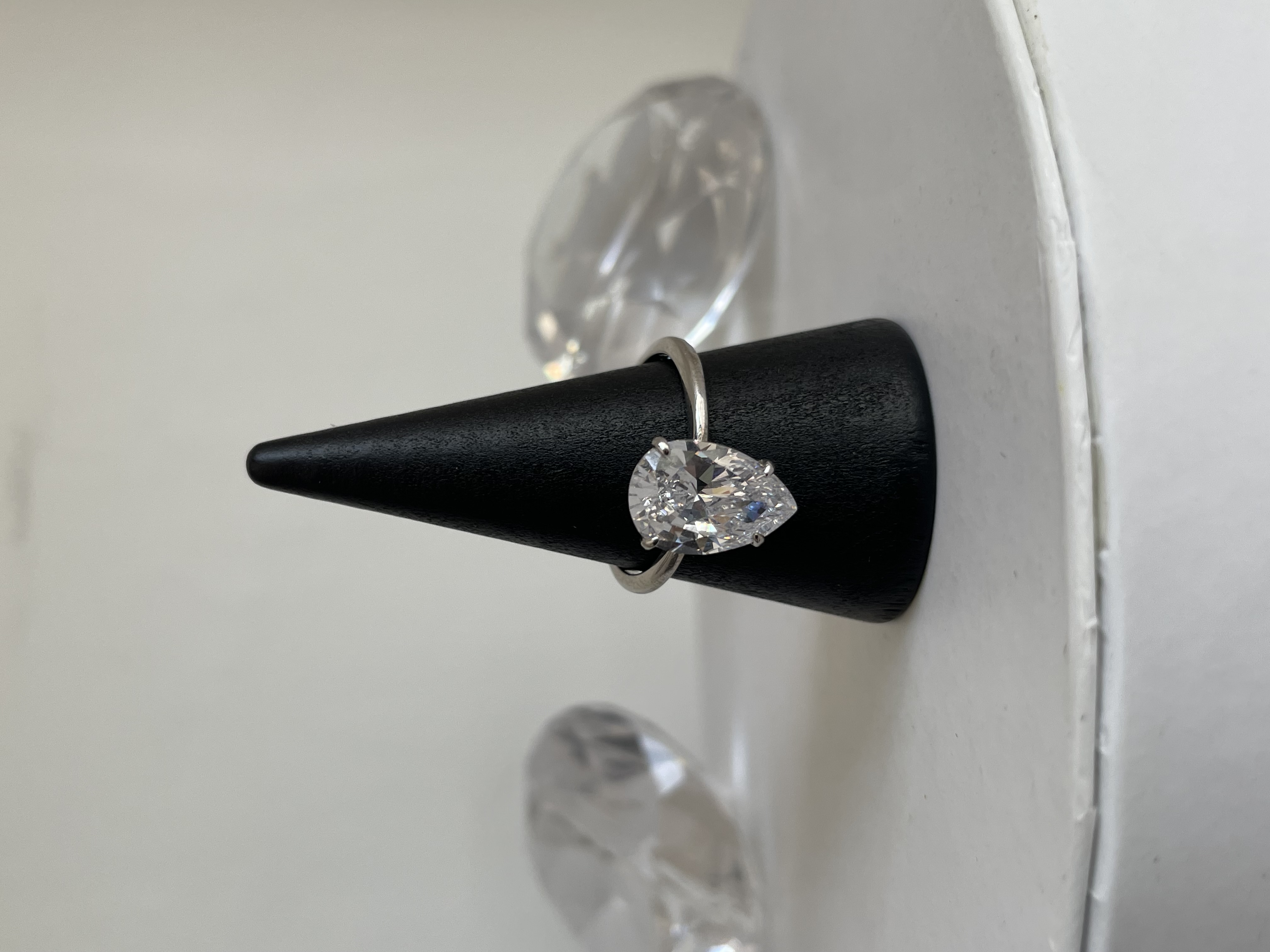 ANILLO PIEDRA GOTA GRANDE SENCILLA