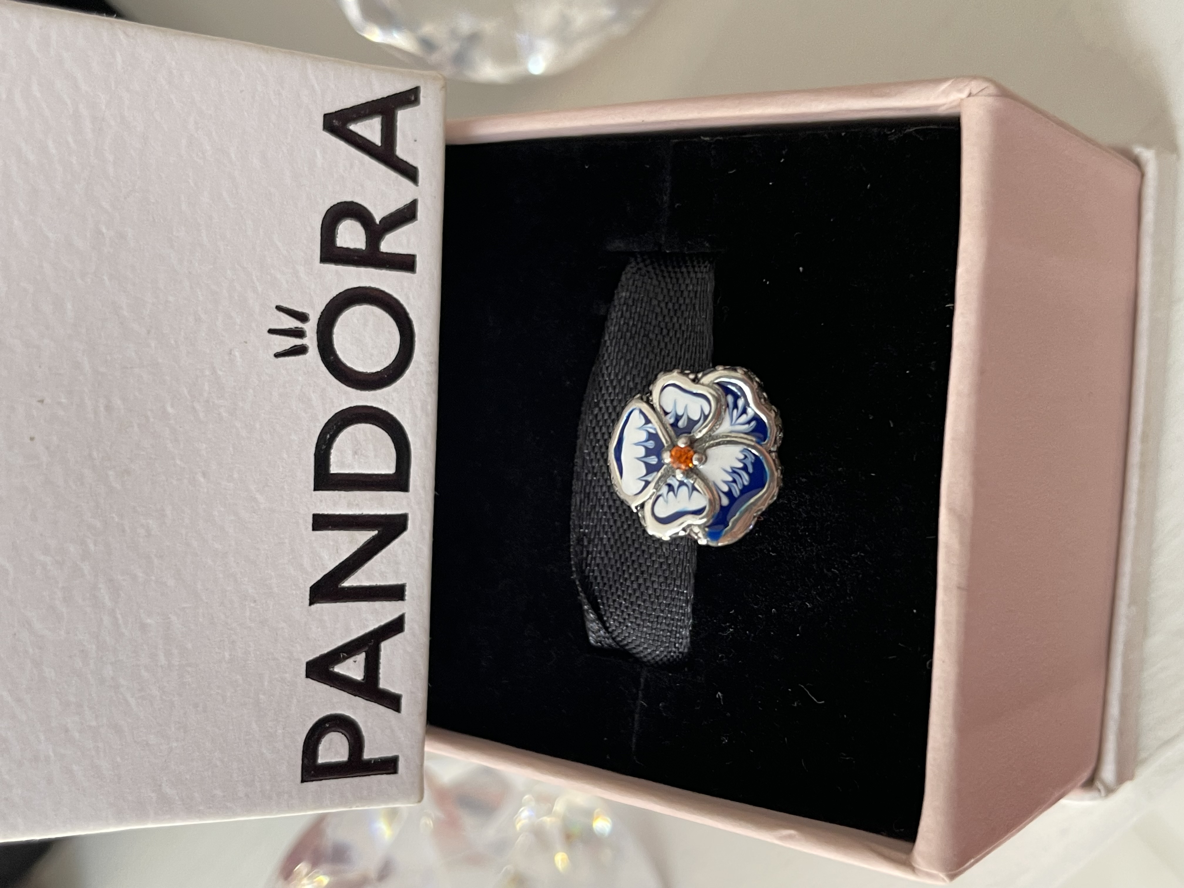 CHARM FLOR PENSAMIENTO AZUL Y PLATA