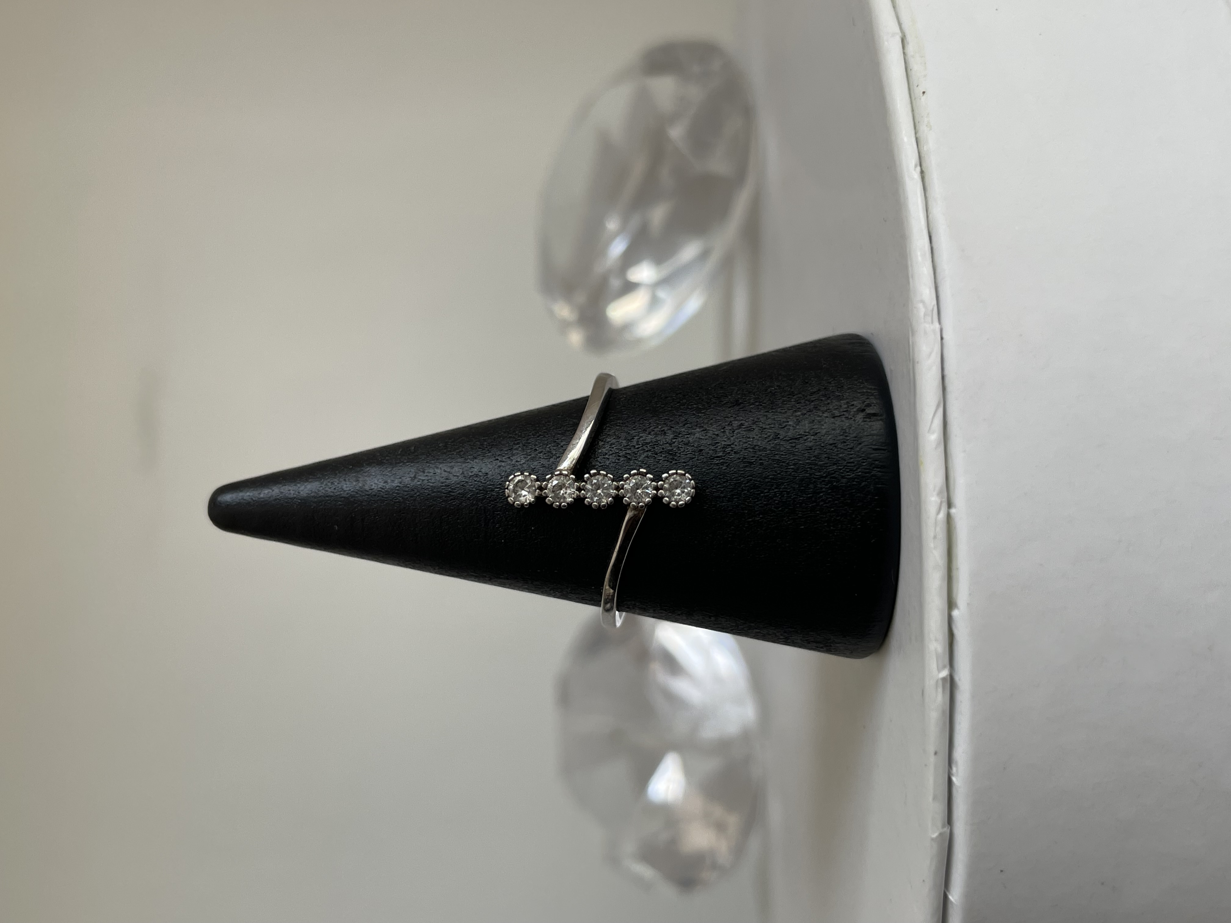 ANILLO 5 ZIRCONIAS EN FILA