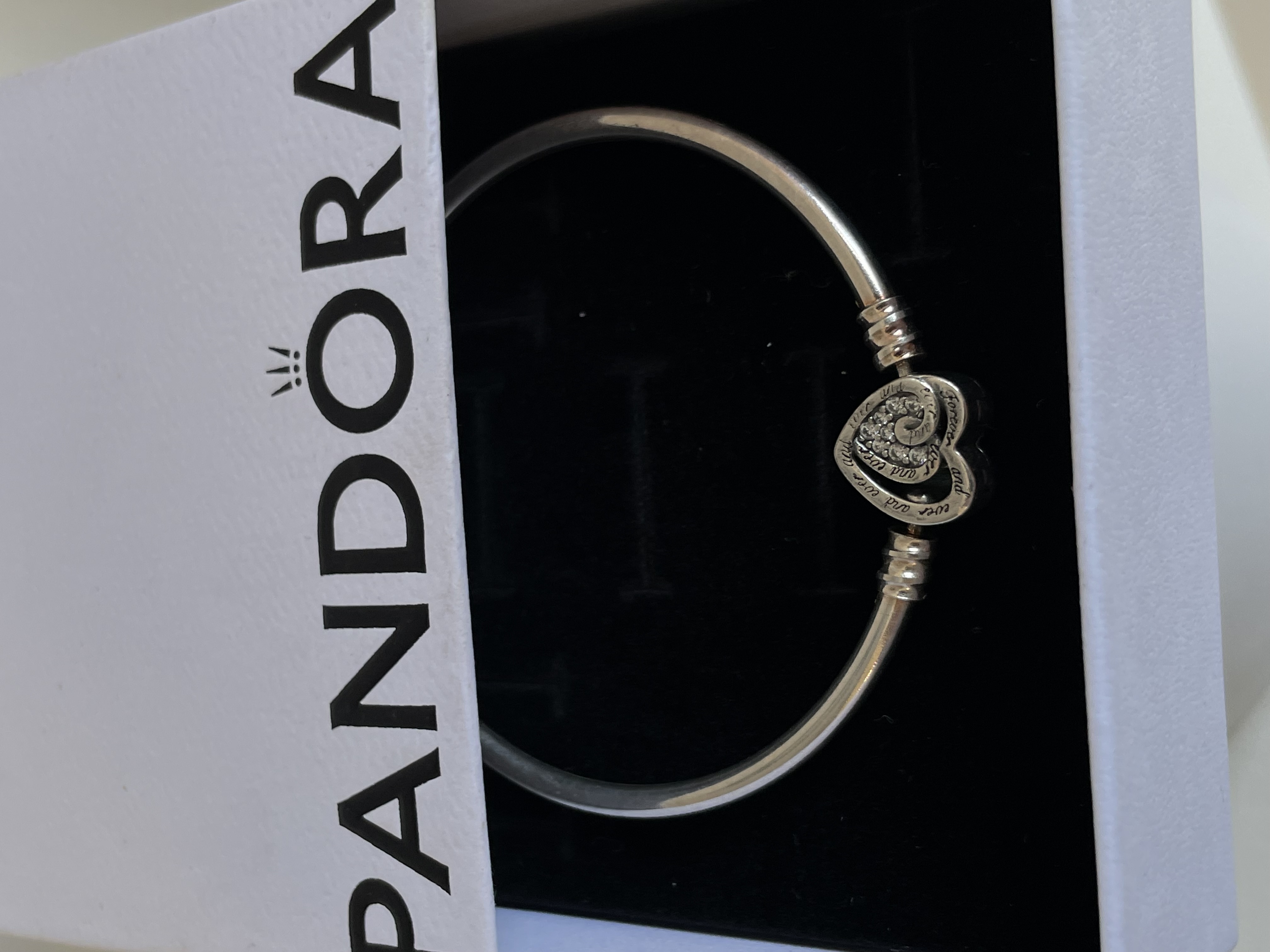 PULSERA BROCHES CORAZONES RIGIDA