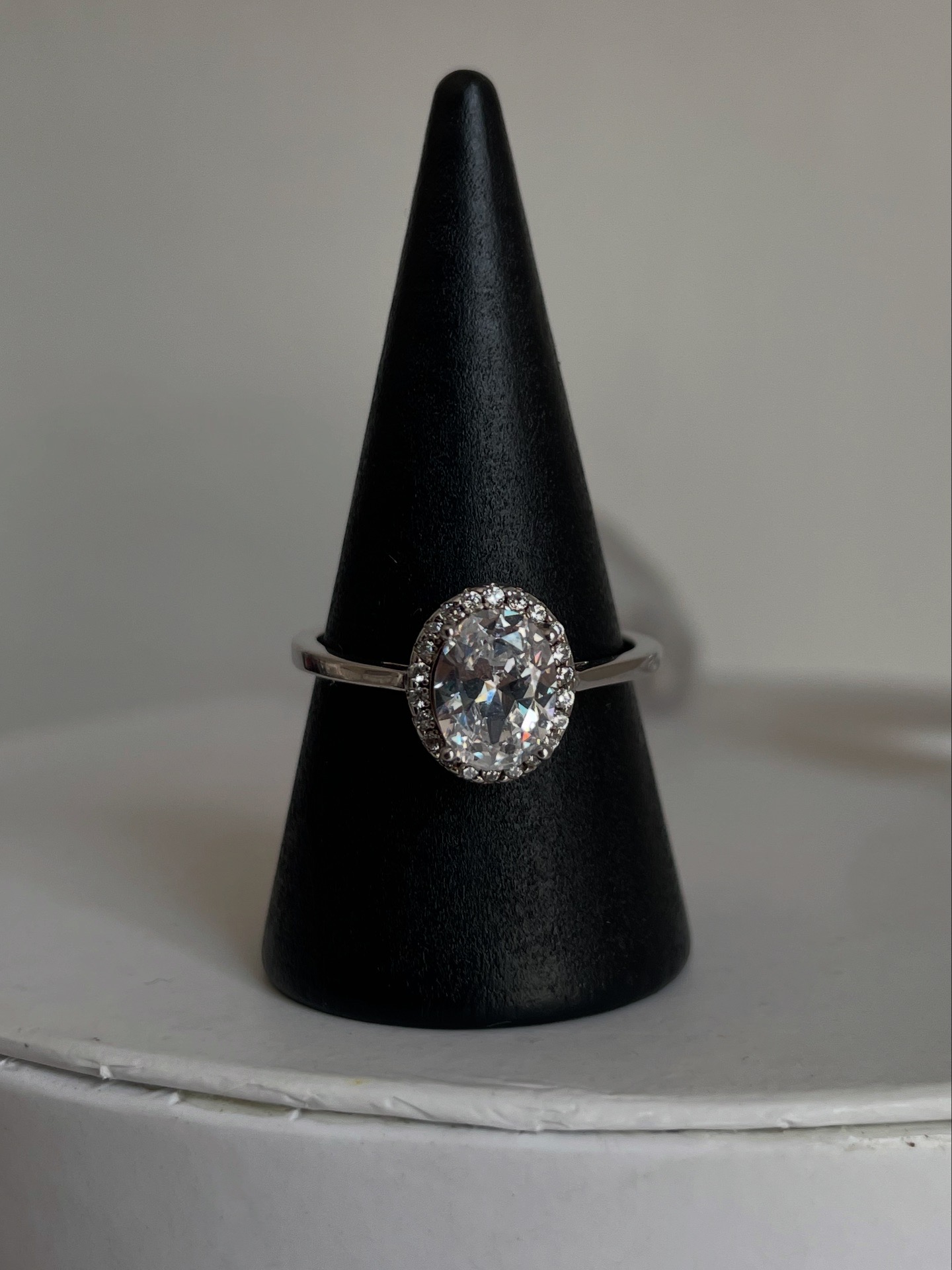 ANILLO PIEDRA OVALADA BORDE ZIRCONIA