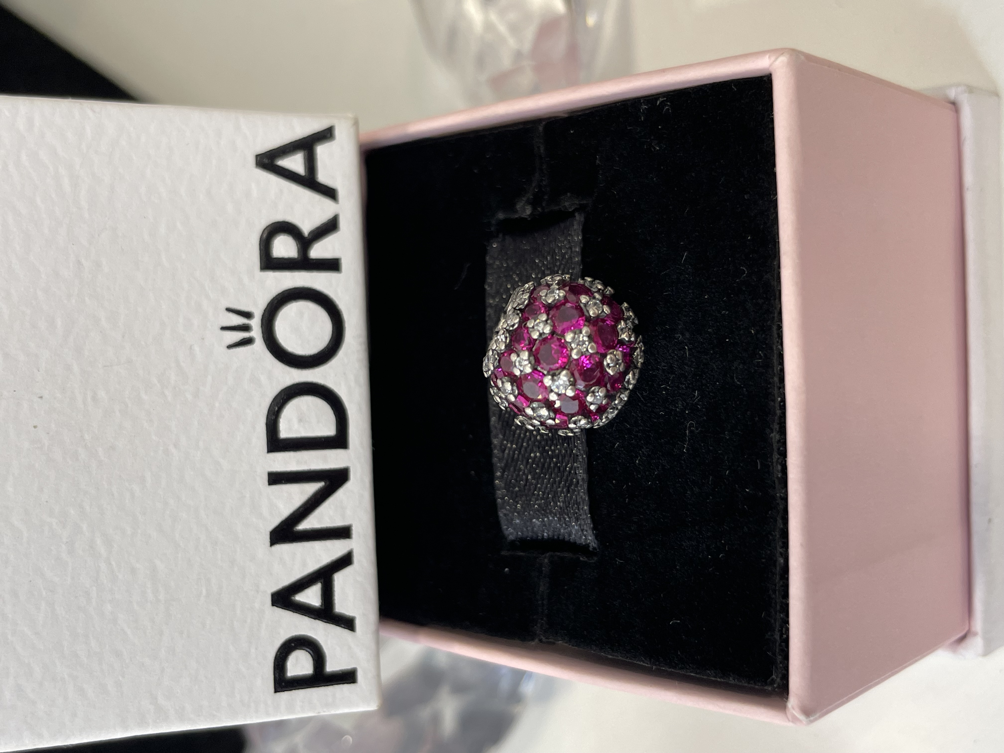 CHARM BOLA MAGENTA