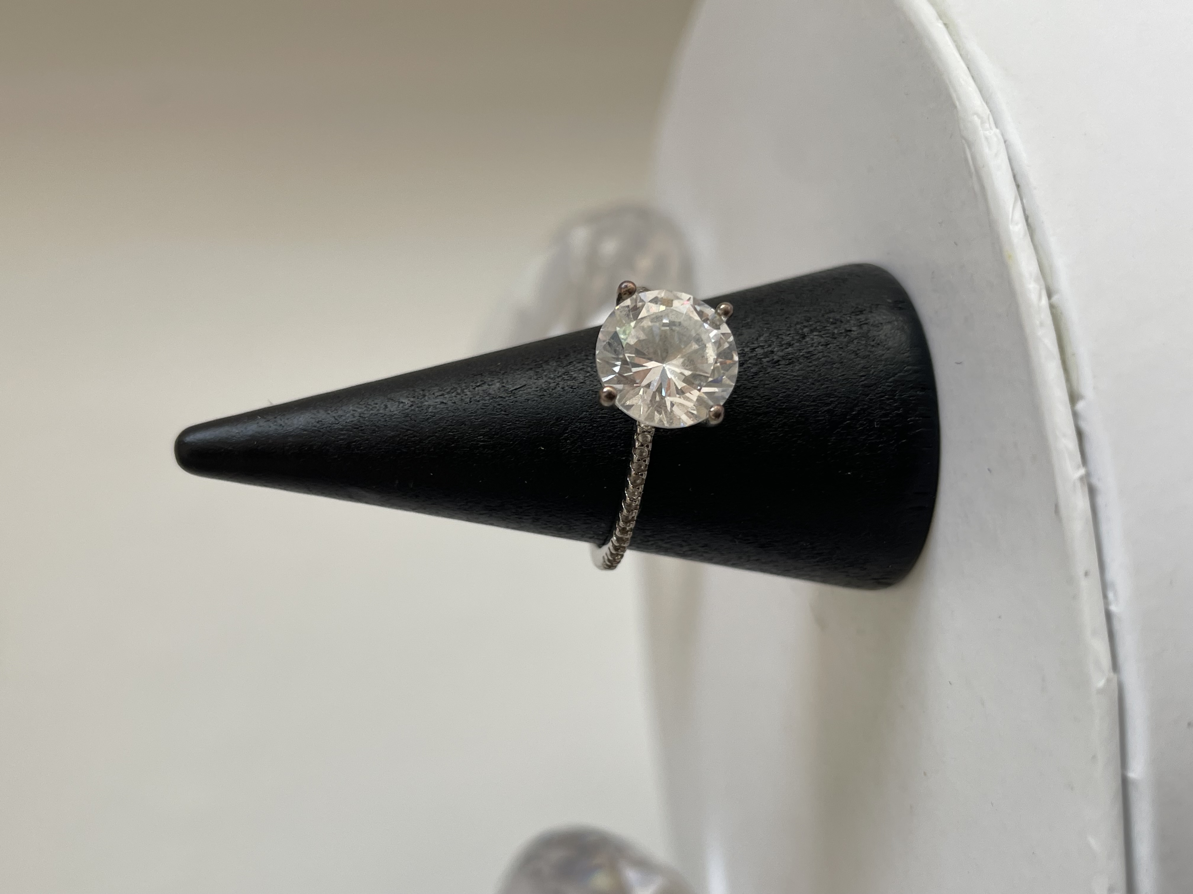 ANILLO PIEDRA REDONDA G CON ARGOLLA ZIRCONIA DELGADA