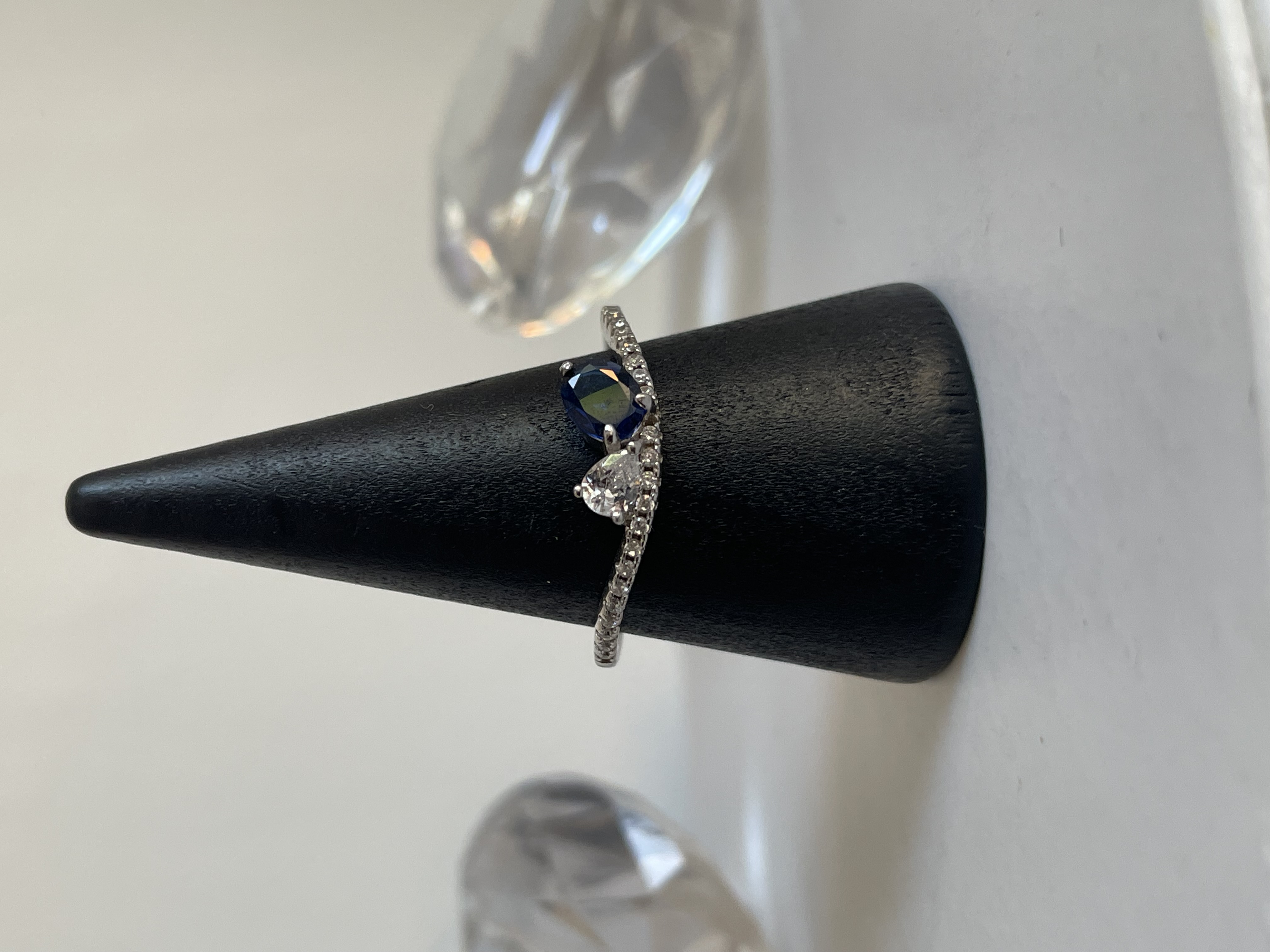 ANILLO PIEDRA GOTA Y ZIRCONIA