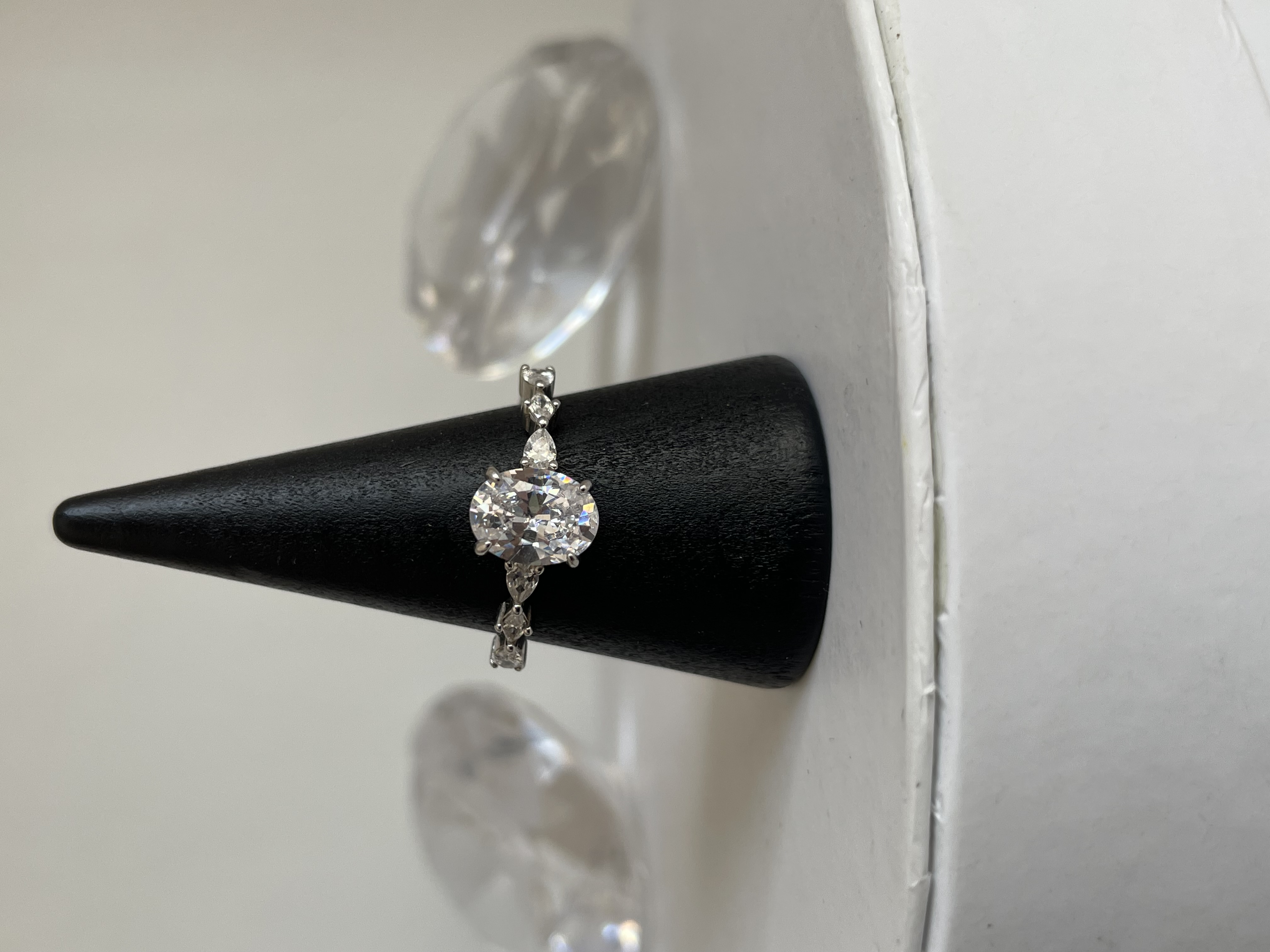 ANILLO PIEDRA OVAL 3 ZIRCONIAS