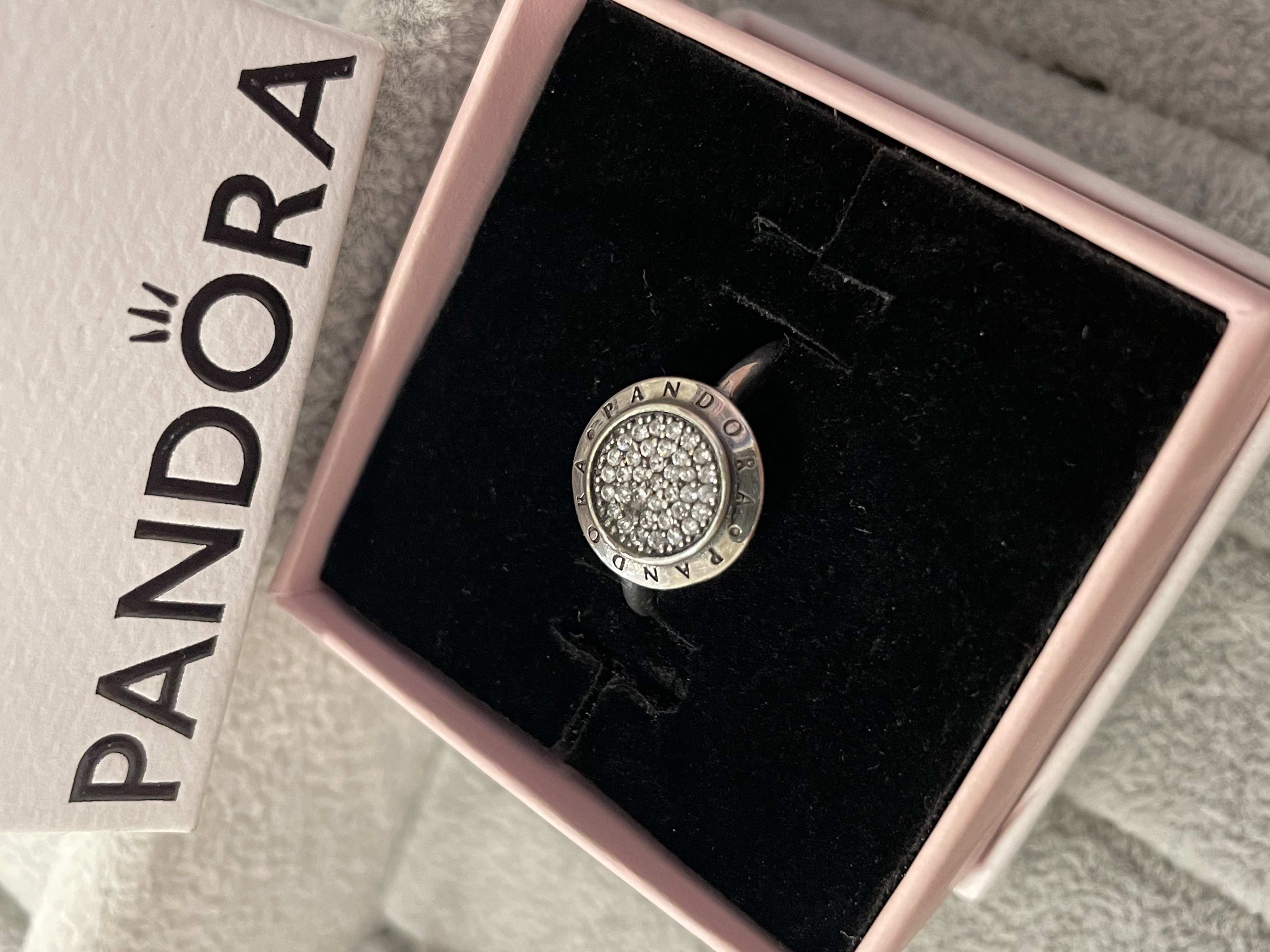 ANILLO PANDORA REDONDO CON PIEDRAS