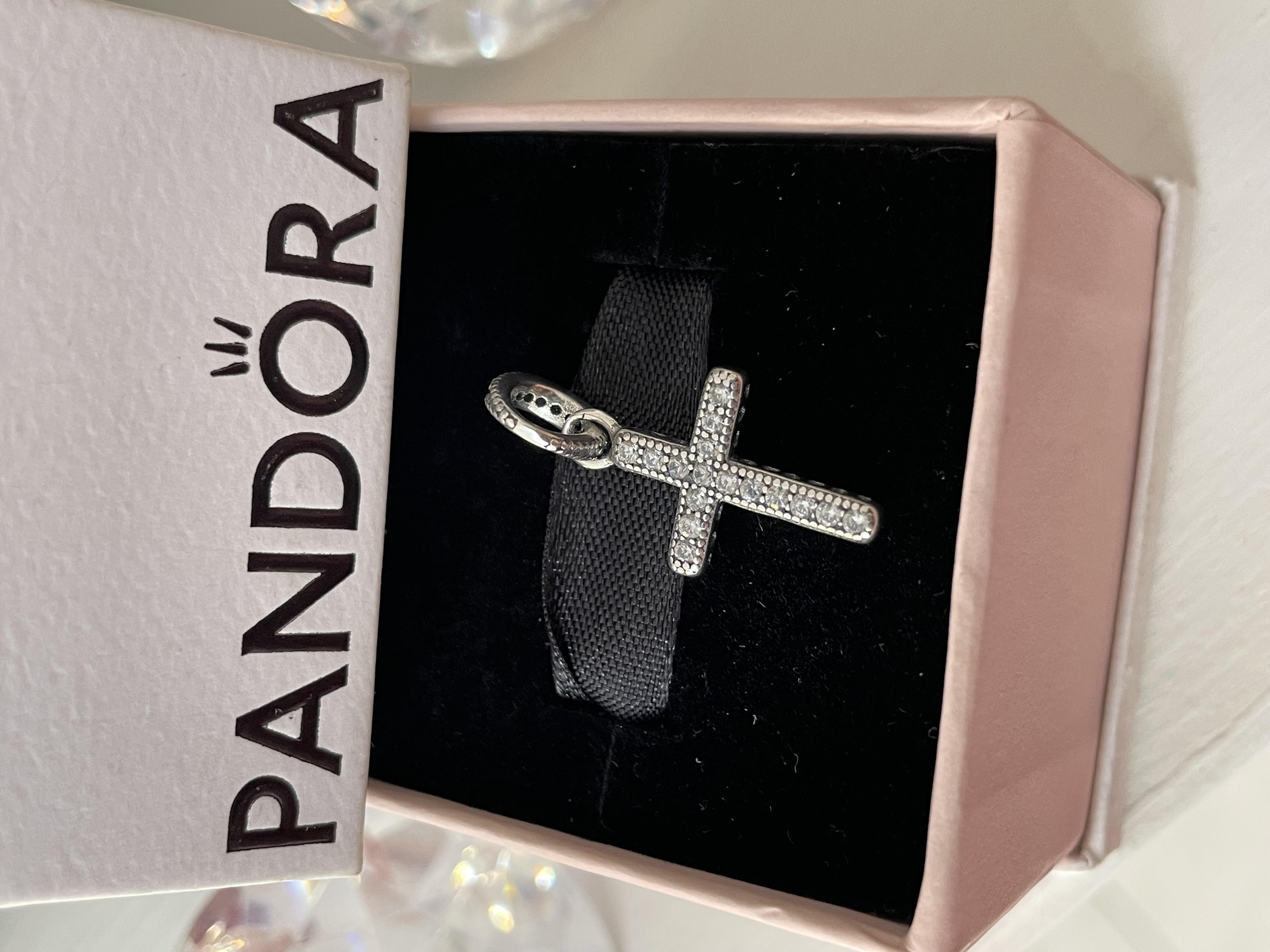CHARM CRUZ COLGANTE