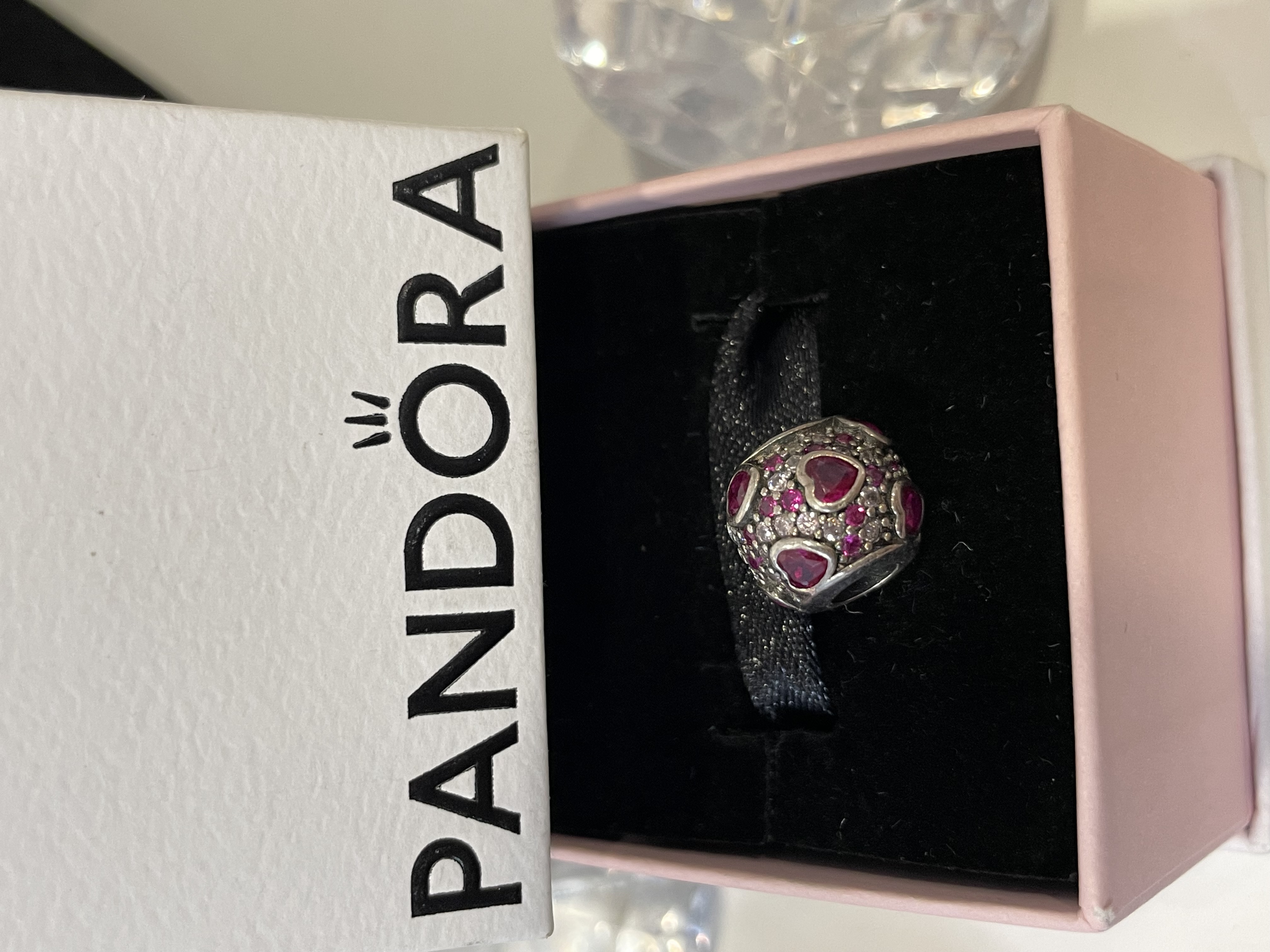 CHARM BOLA PLATA CORAZONES MAGENTA