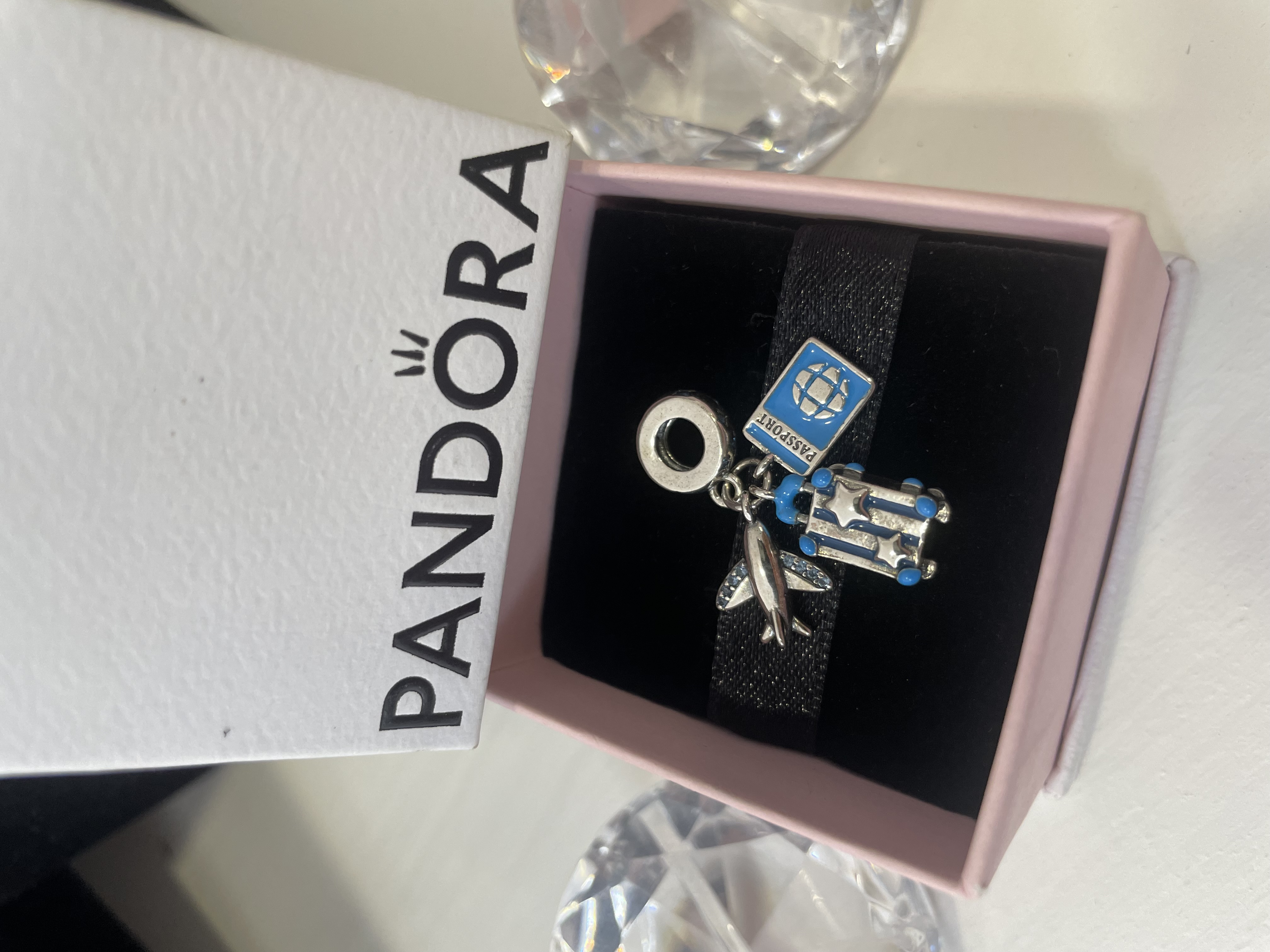 CHARM TRIPLE MALETA PASAPORTE Y AVION AZUL