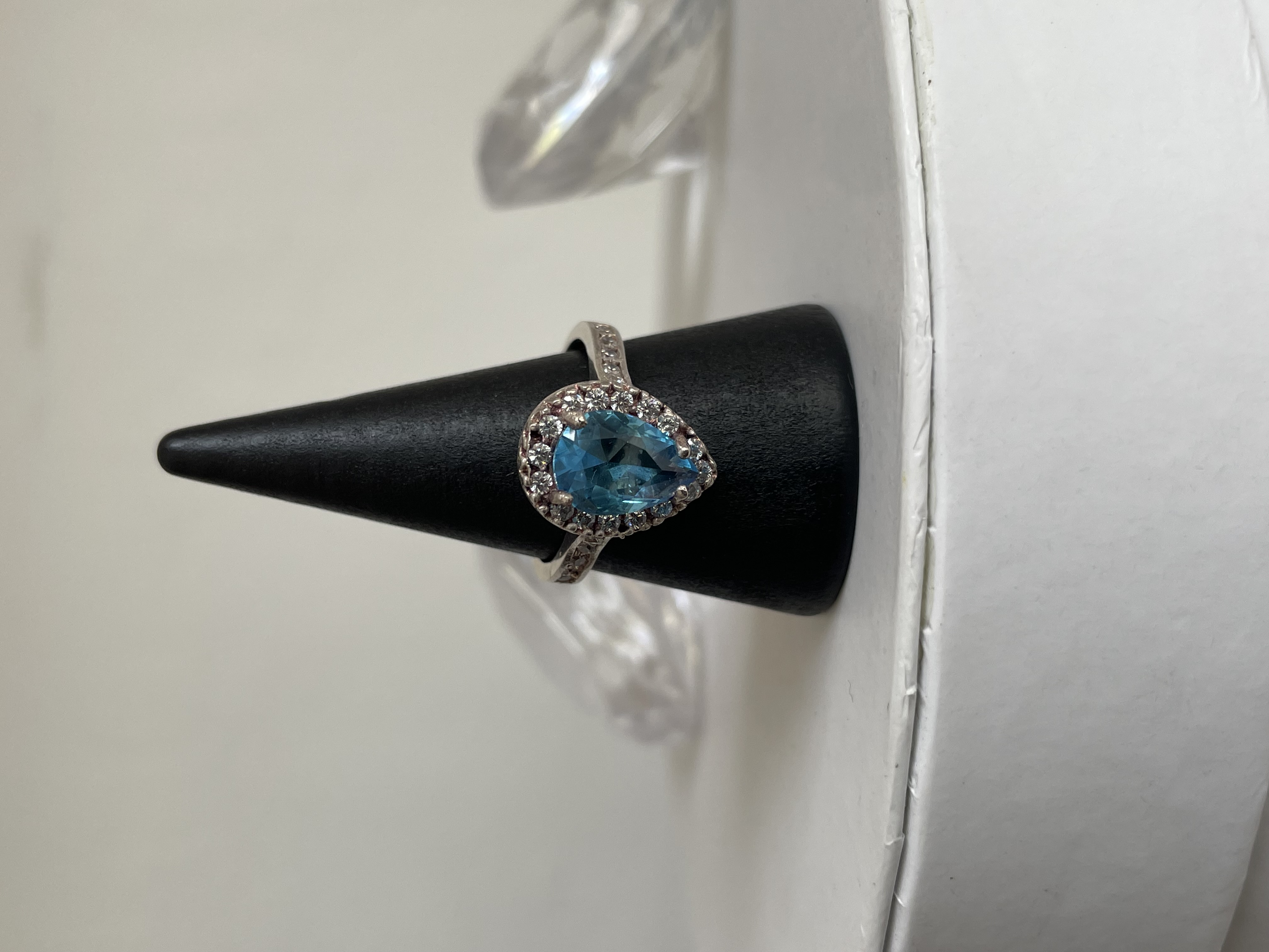 ANILLO GOTA GRANDE AZUL CIELO BORDE ZIRCONIA