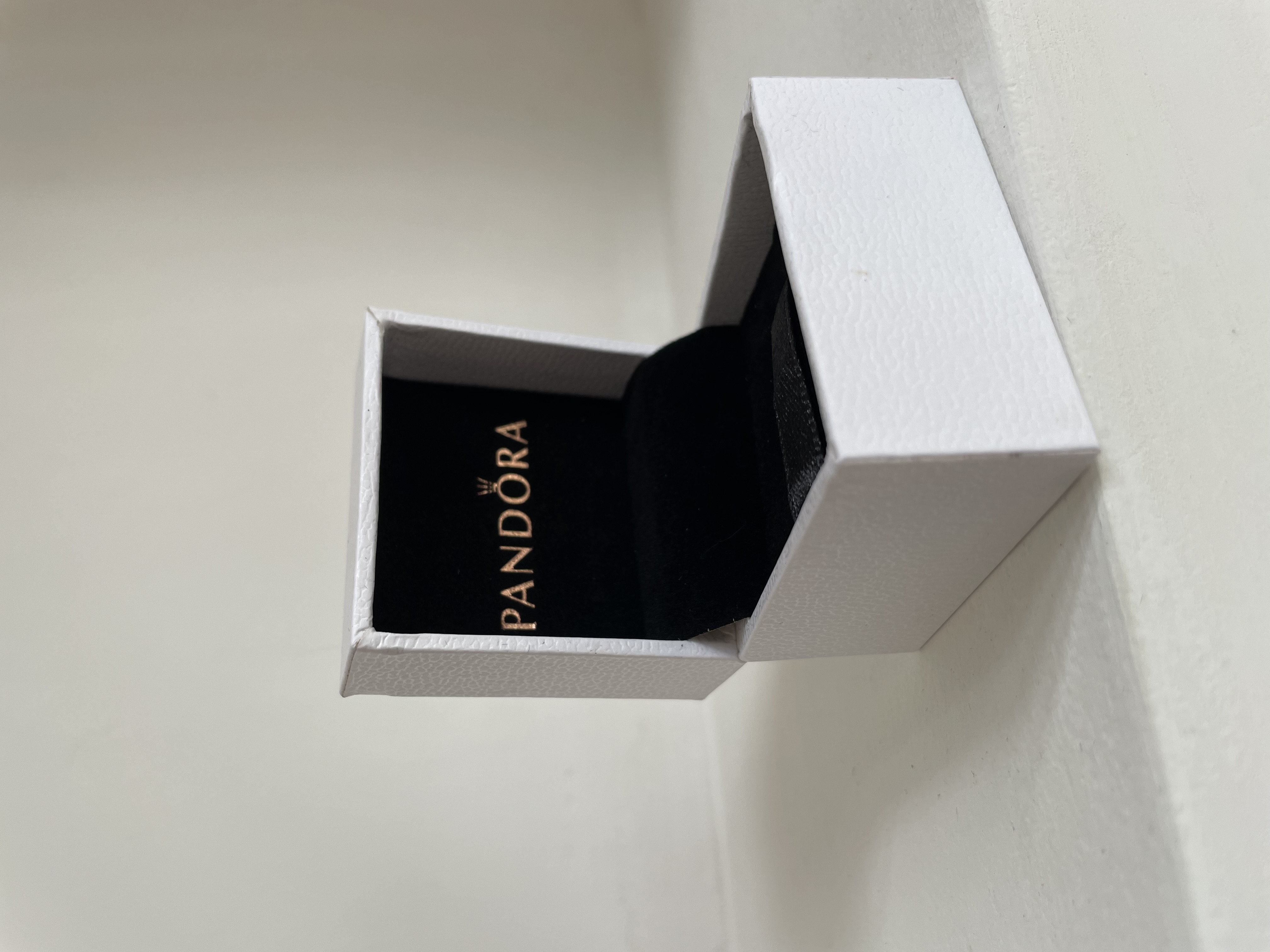 CAJA RÍGIDA PARA CHARMS O ANILLOS 