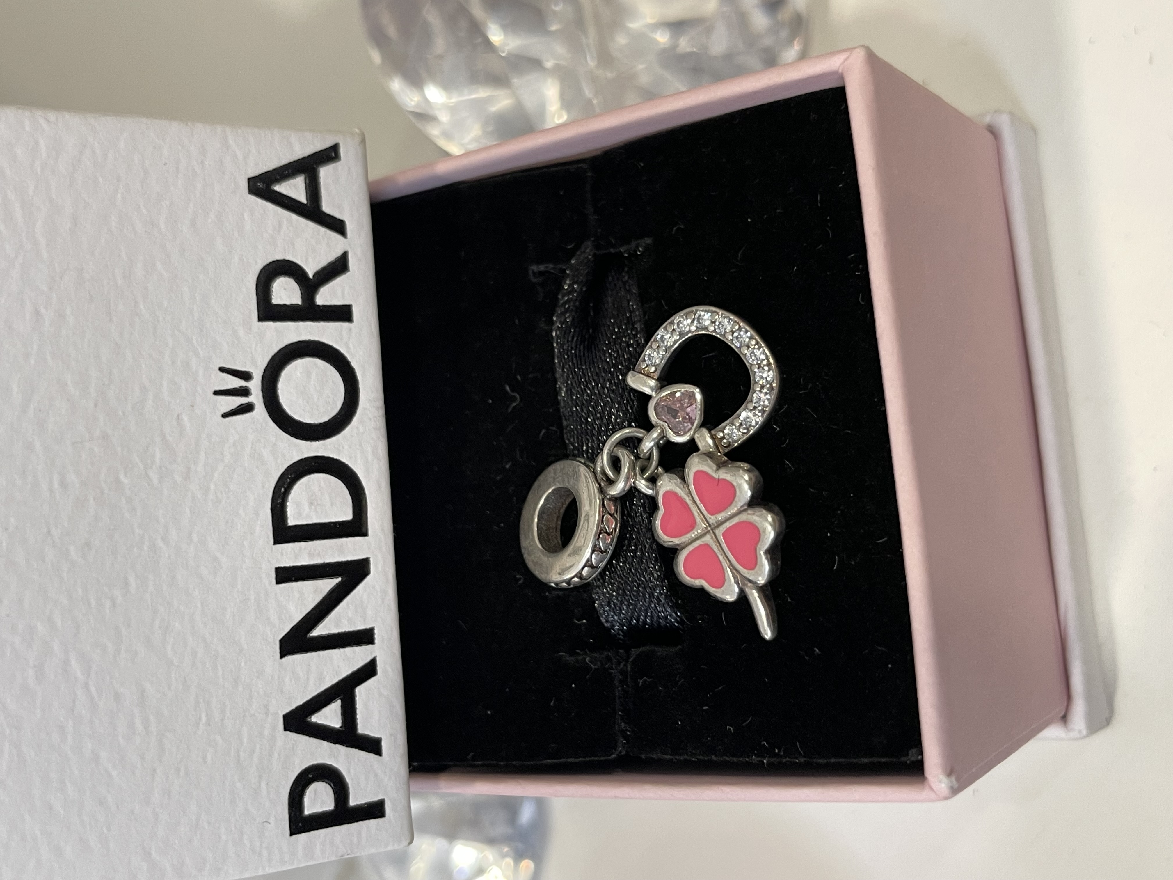 CHARM TRÉBOL ROSA Y HERRADURA