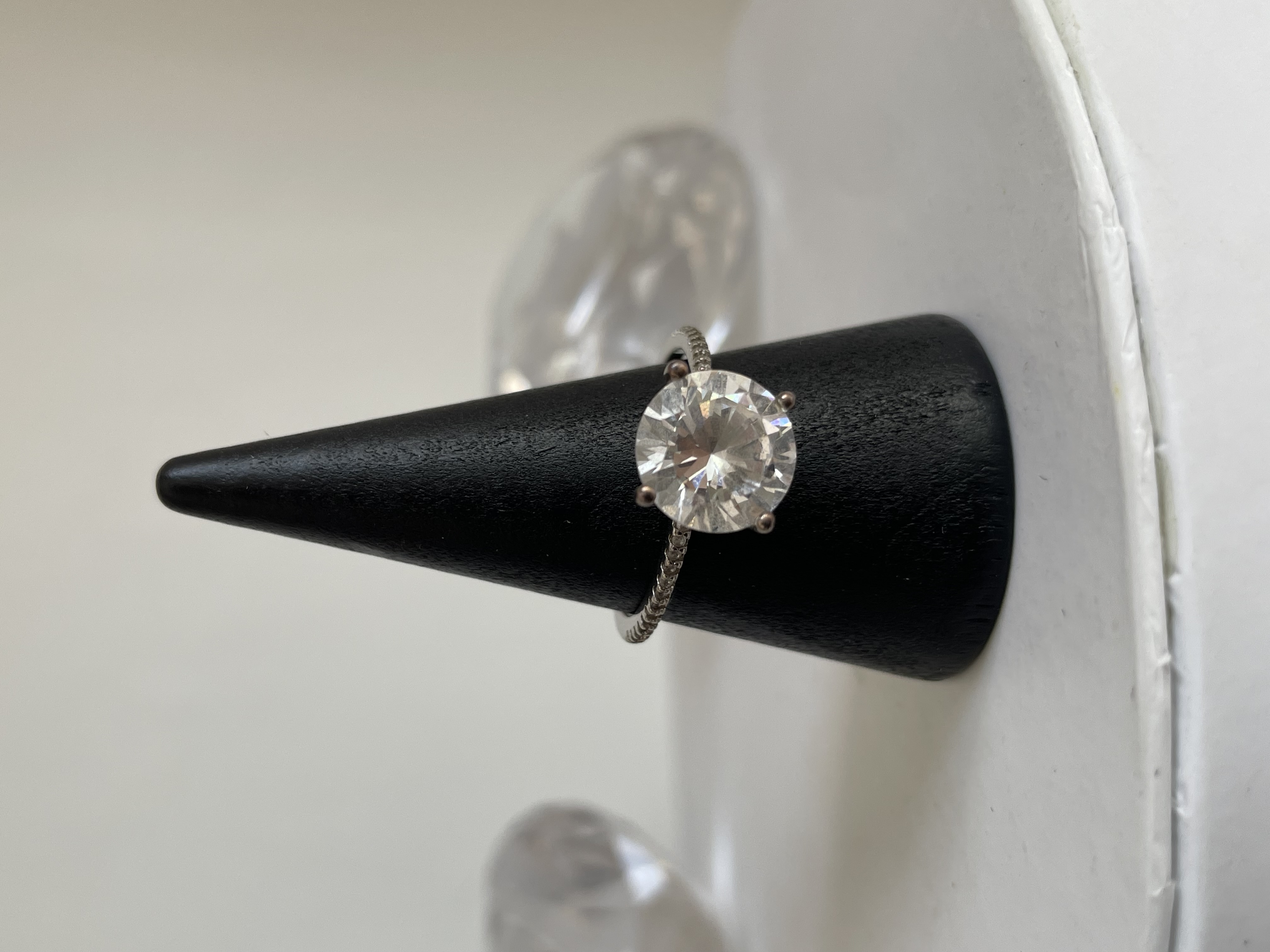 ANILLO PIEDRA REDONDA G CON ARGOLLA ZIRCONIA DELGADA