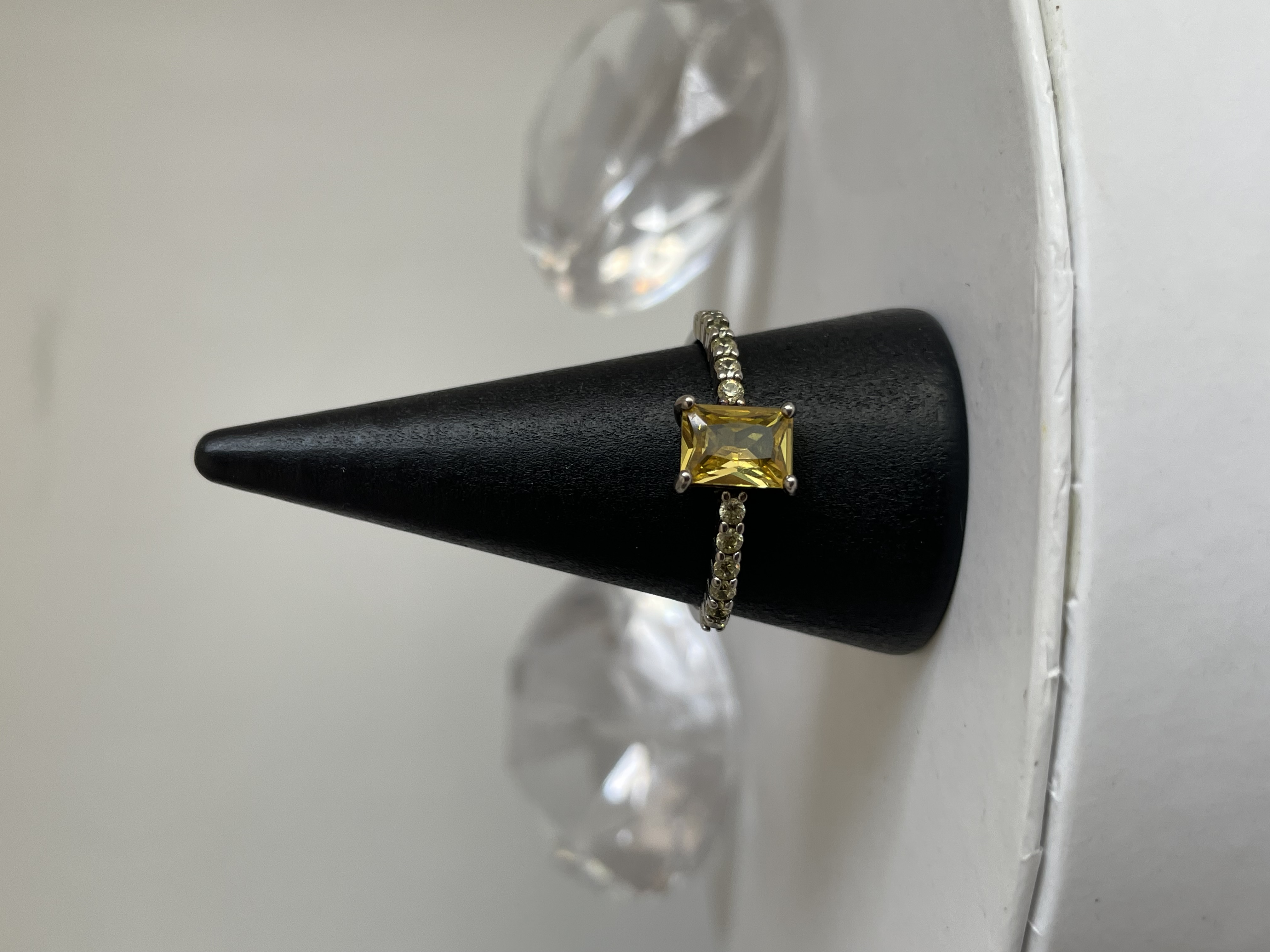 ANILLO RECTANGULO CON ZIRCONIAS AMARILLAS