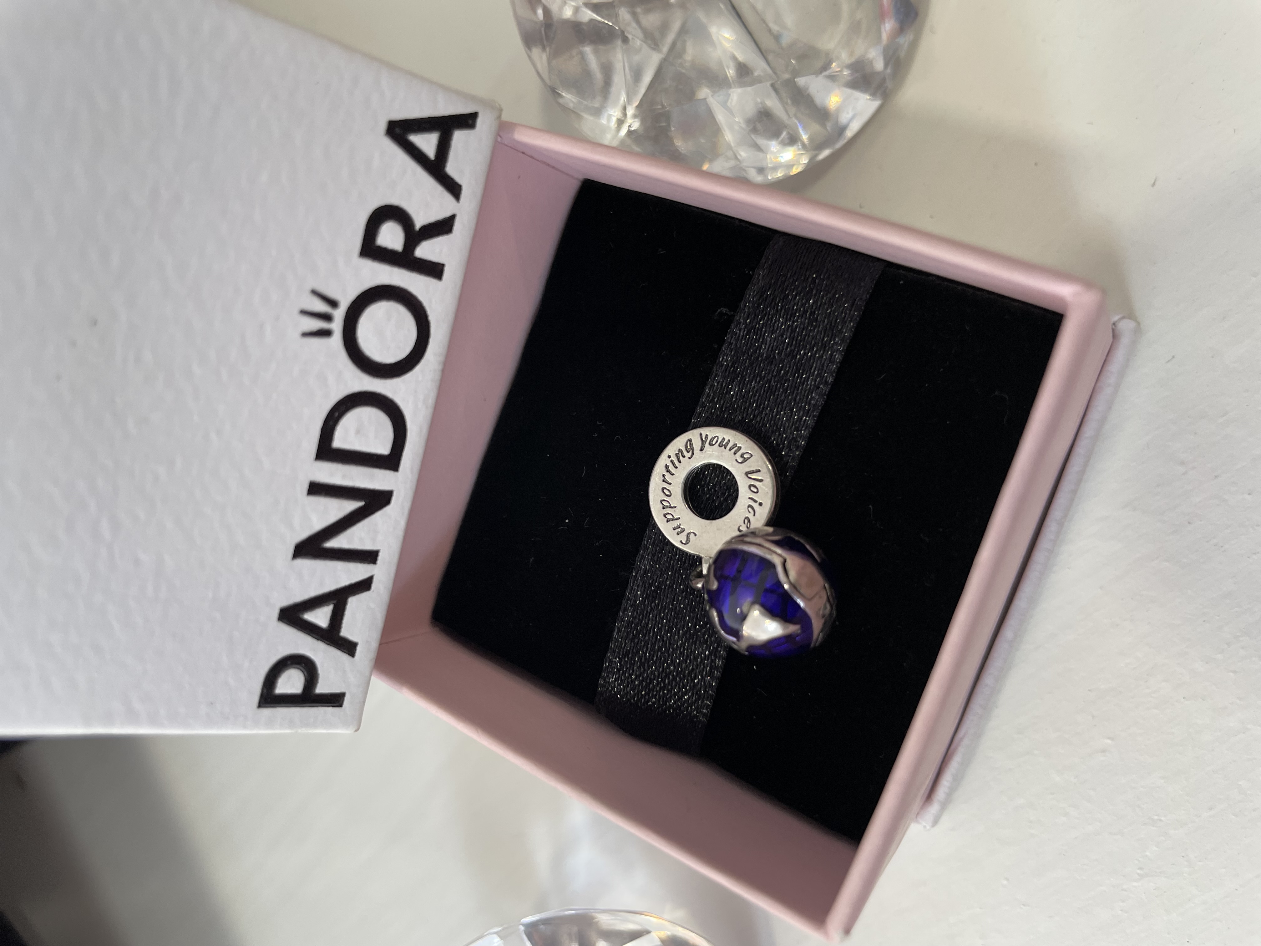 CHARM GLOBO TERRAQUEO MORADO COLGANTE