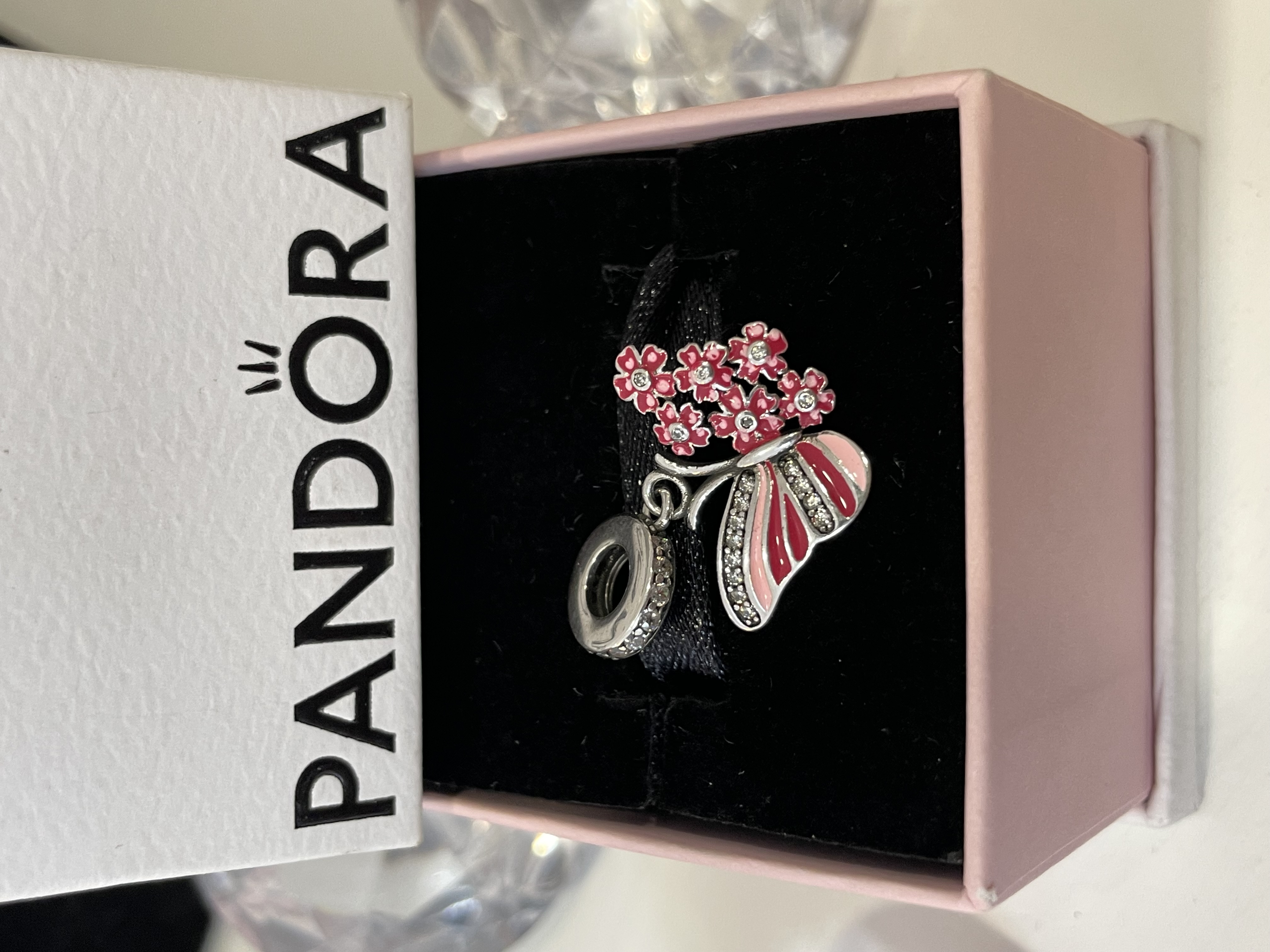 CHARM MARIPOSA CON FLORES