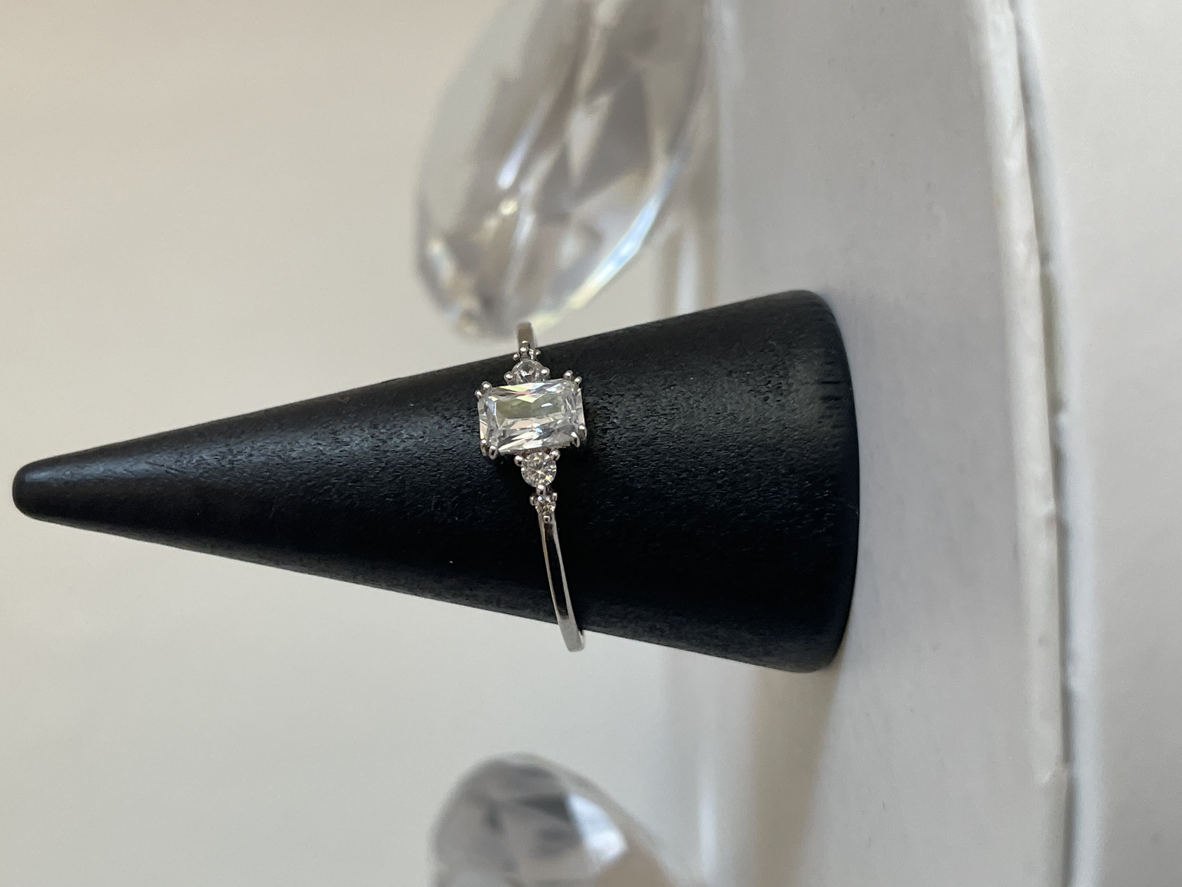 ANILLO PIEDRA RECTANGULAR CON 2 ZIRCONIASA LOS LADOS