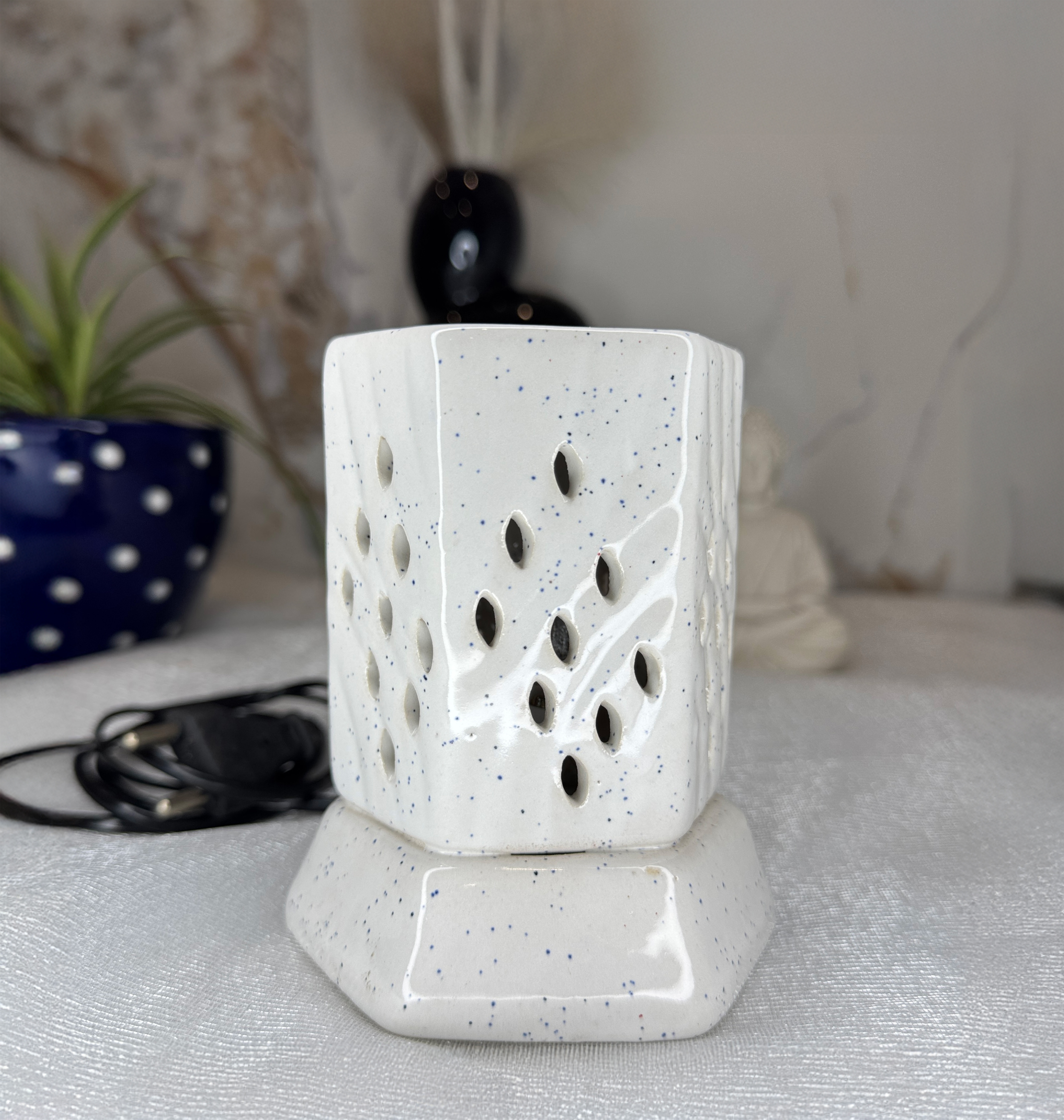 HarCheez White Electronic Ceramic Diffuser with Oil – Decorative Aroma Diffuser