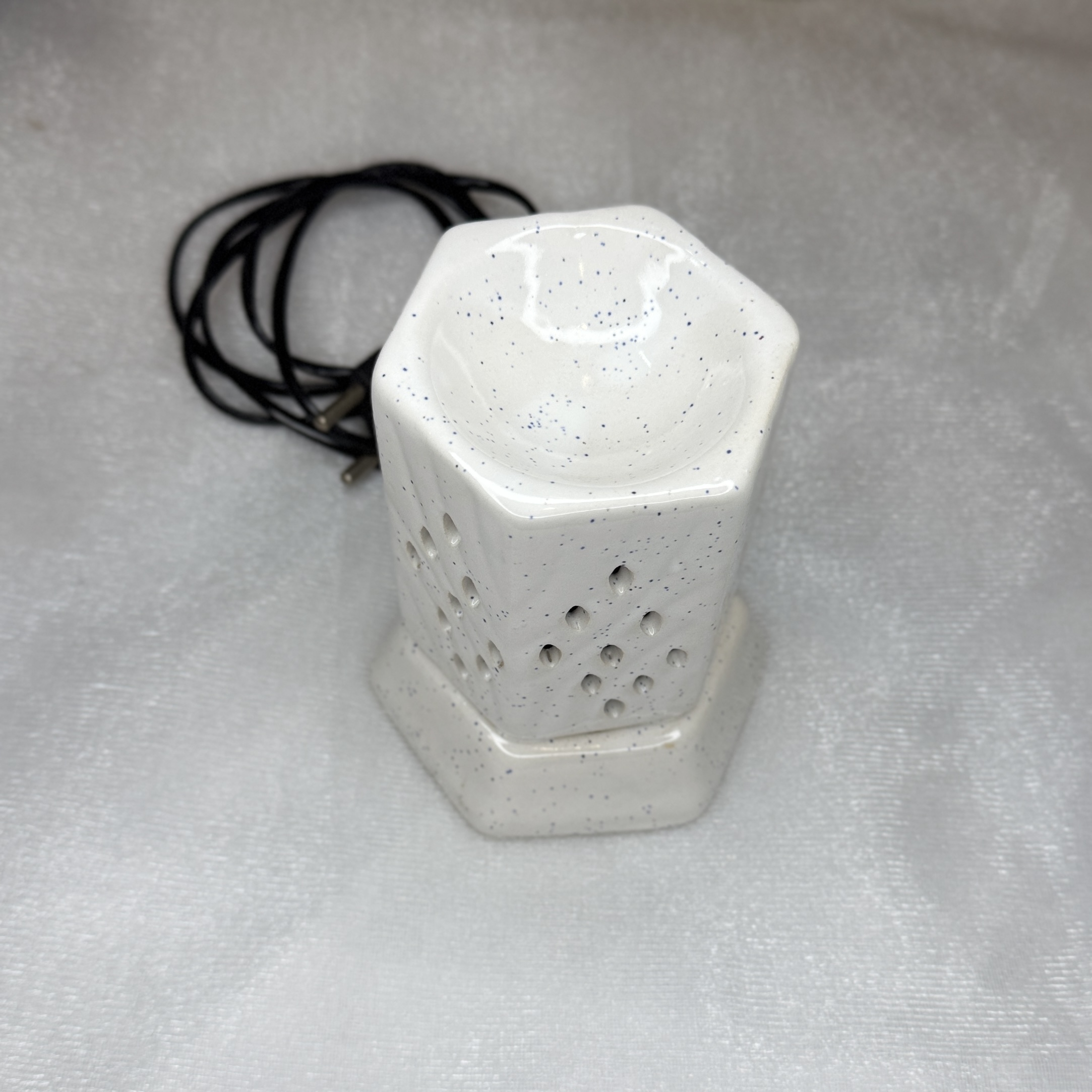 HarCheez White Electronic Ceramic Diffuser with Oil – Decorative Aroma Diffuser