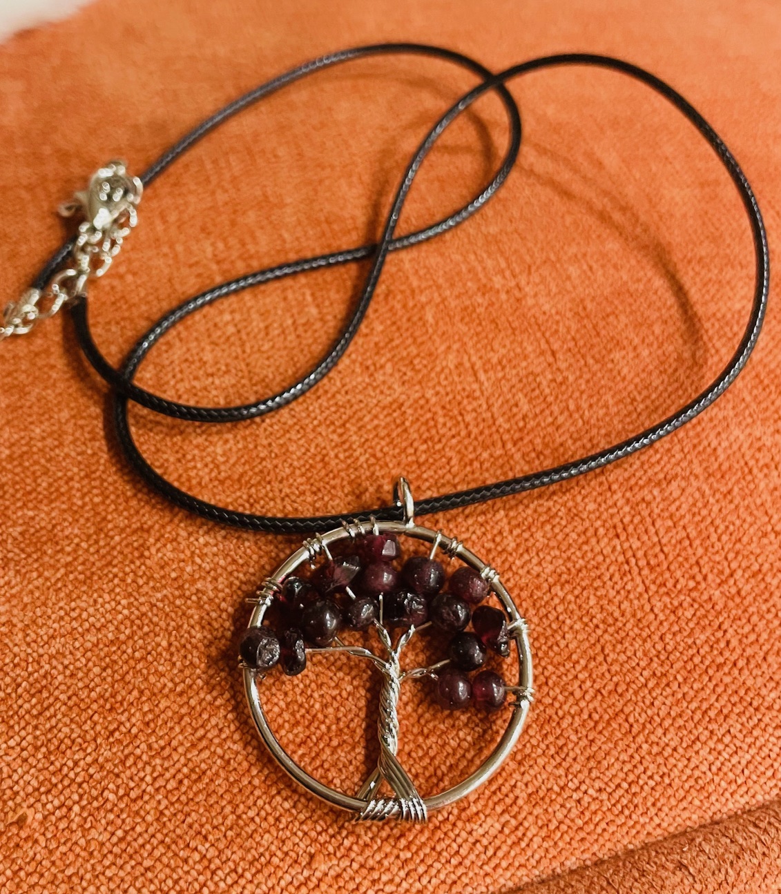 Obesek Drevo Življenja z Ametistom – kristalni drobljenec