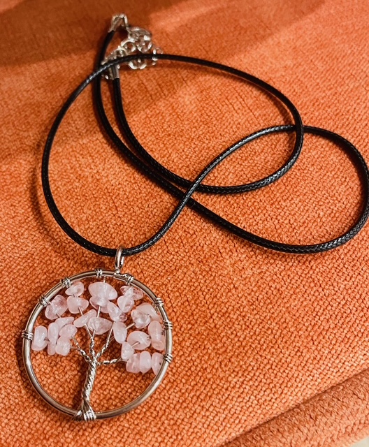 Obesek Drevo Življenja z Roževcem – kristalni drobljenec