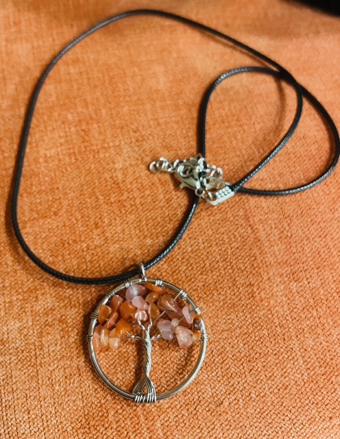 Obesek Drevo Življenja s Karneolom – kristalni drobljenec