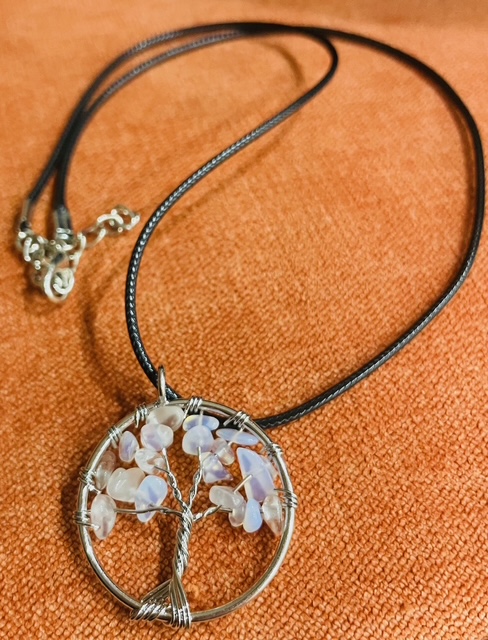 Obesek Drevo Življenja s Kameno strelo – kristalni drobljenec