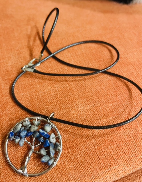 Obesek Drevo Življenja s Sodalitom – kristalni drobljenec