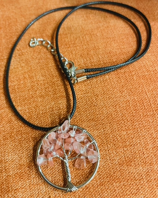 Obesek Drevo Življenja z Roževcem – kristalni drobljenec