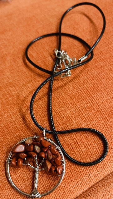 Obesek Drevo Življenja s Sončnim kamnom – kristalni drobljenec