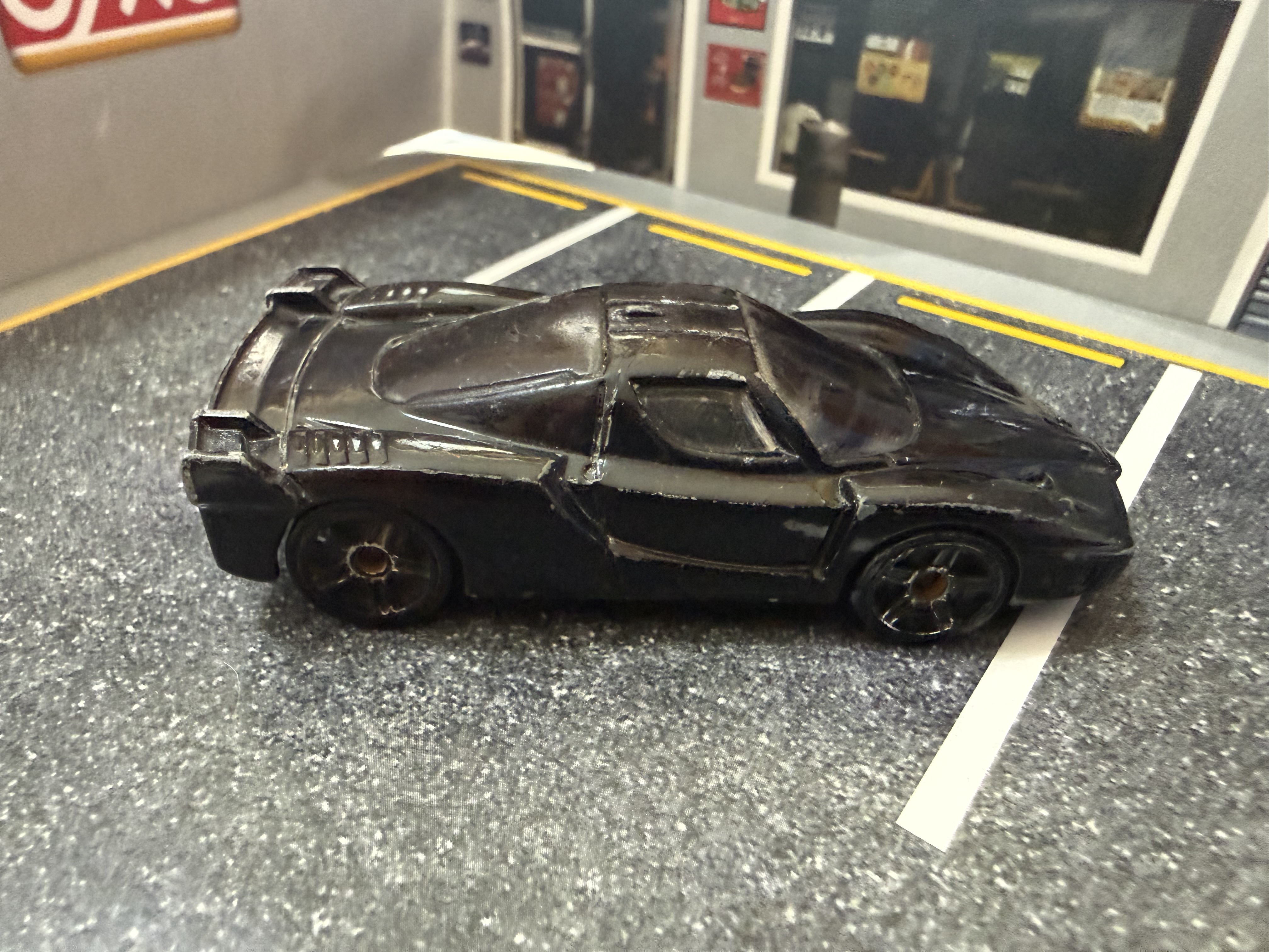 Coche deportivo de juguete negro