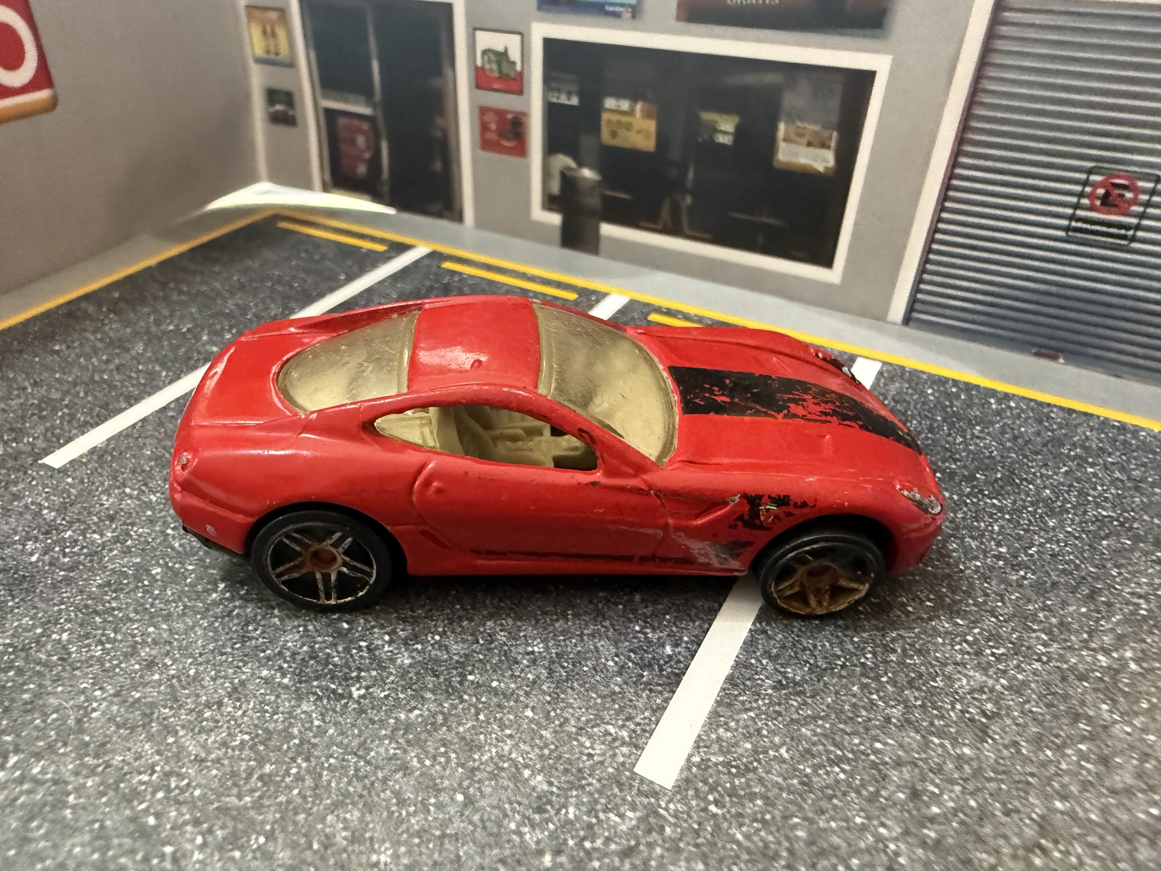 Carro deportivo de juguete rojo