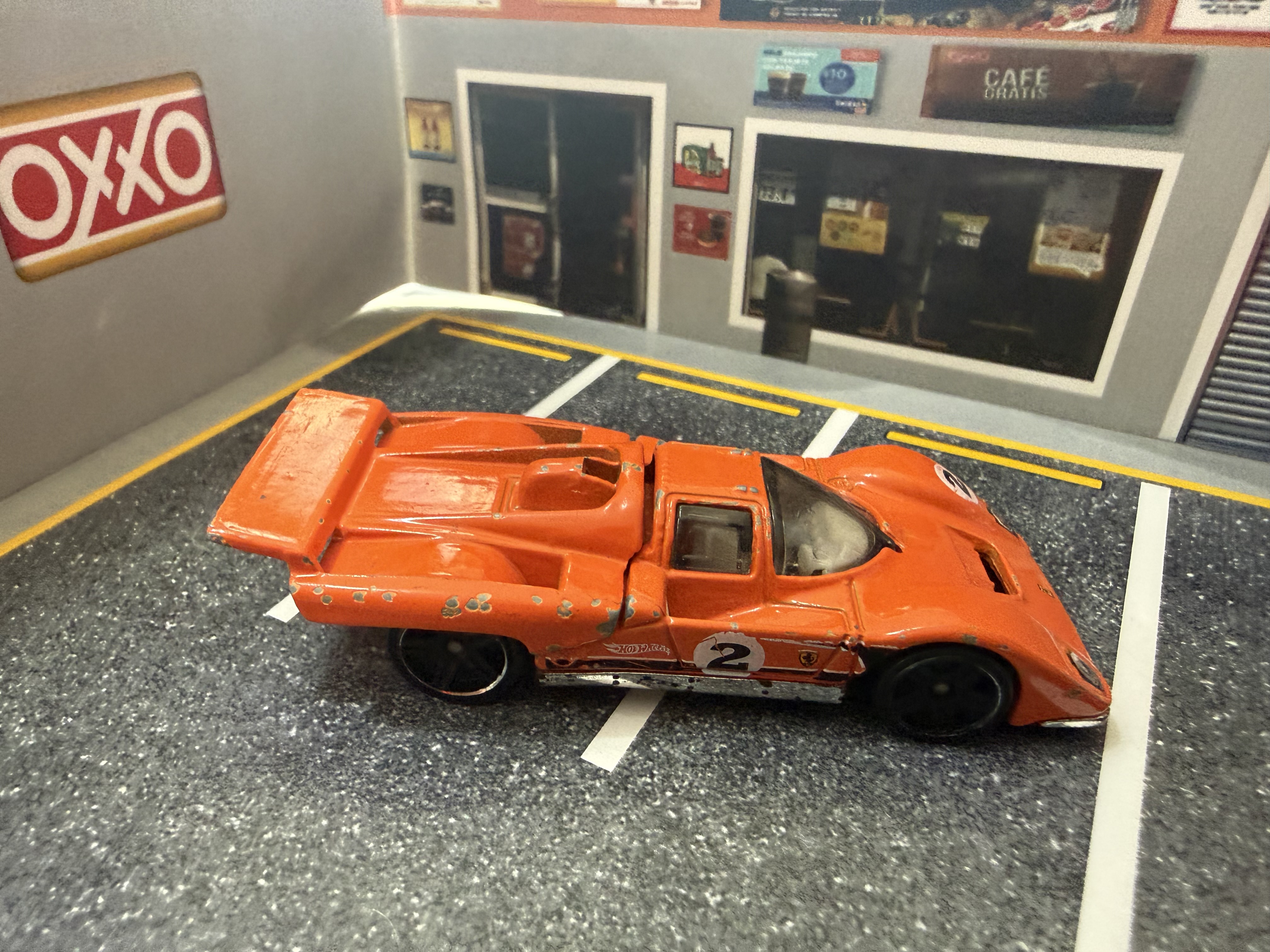 Coche de juguete deportivo clásico