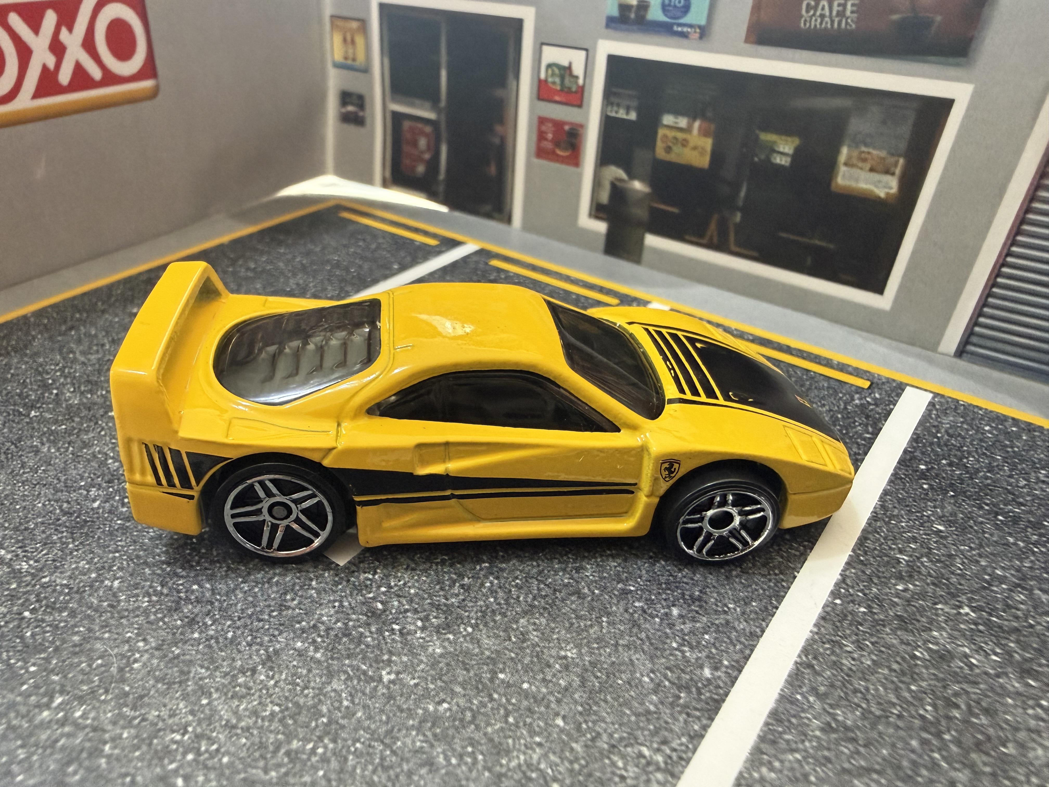 Coche de juguete deportivo amarillo