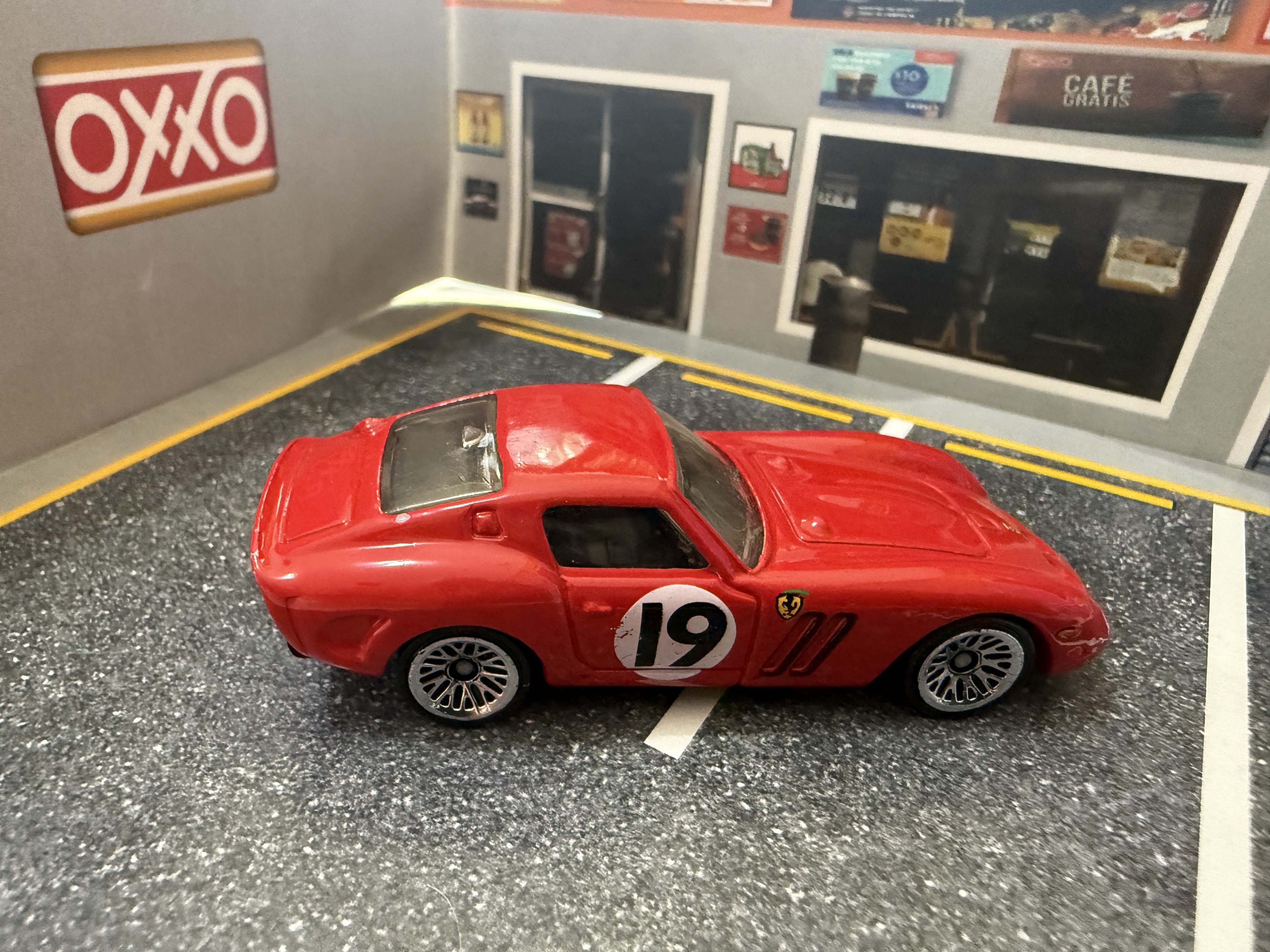 Carro de juguete Ferrari clásico