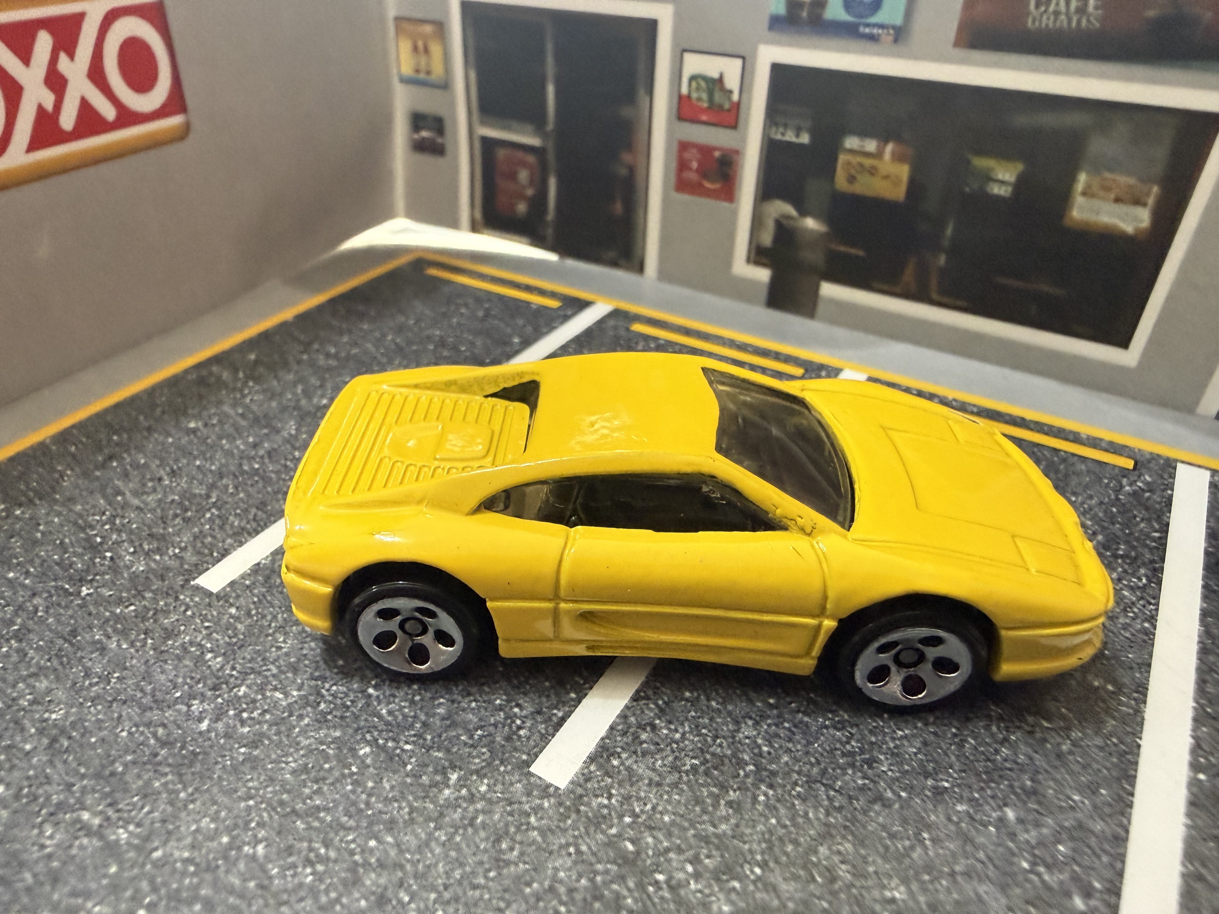 Carro de juguete deportivo amarillo