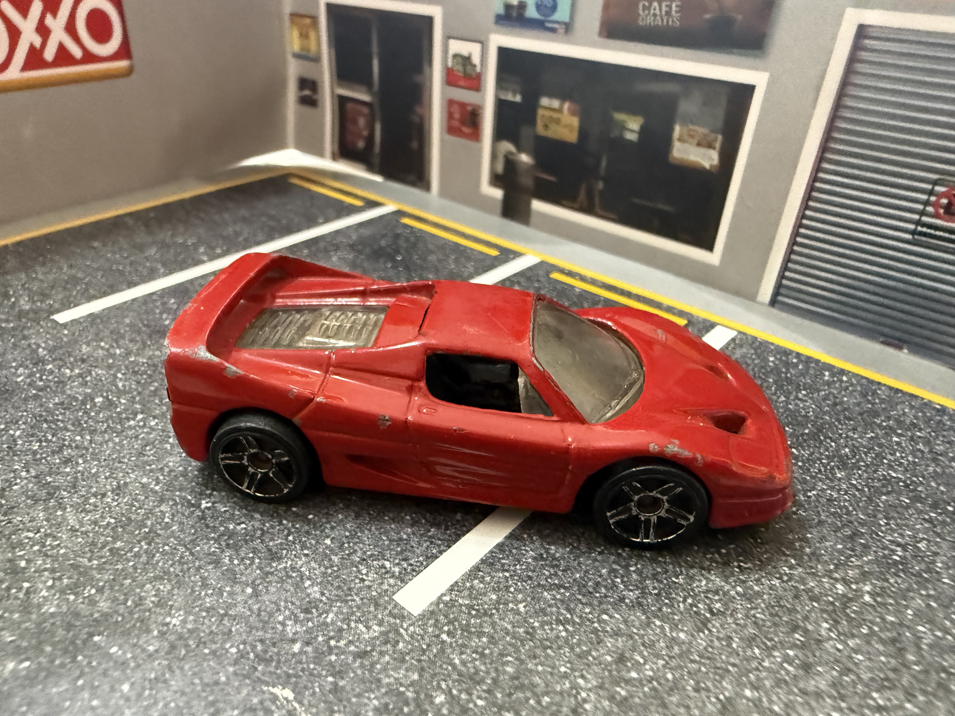 Carro deportivo de juguete rojo