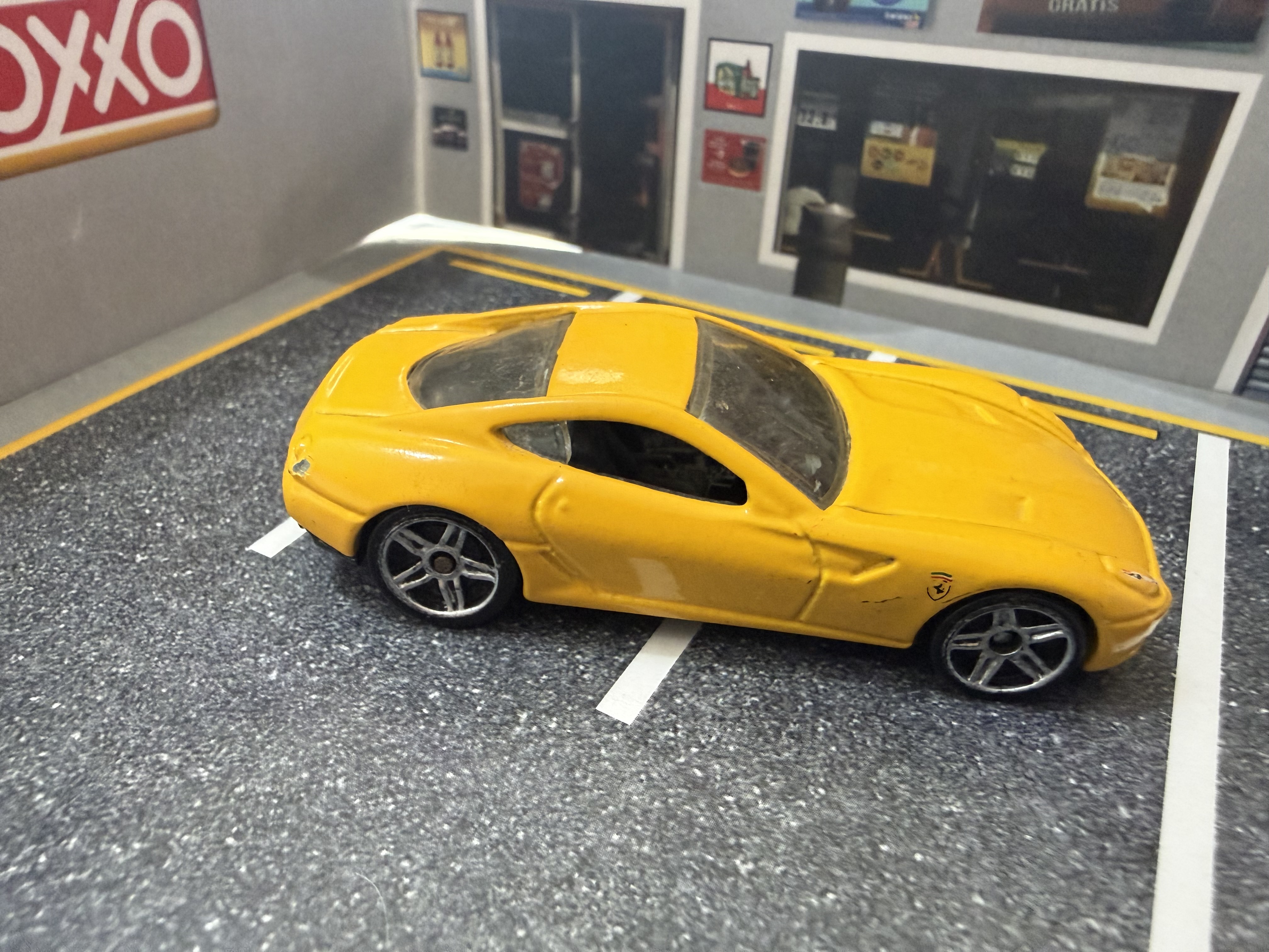 Auto deportivo amarillo